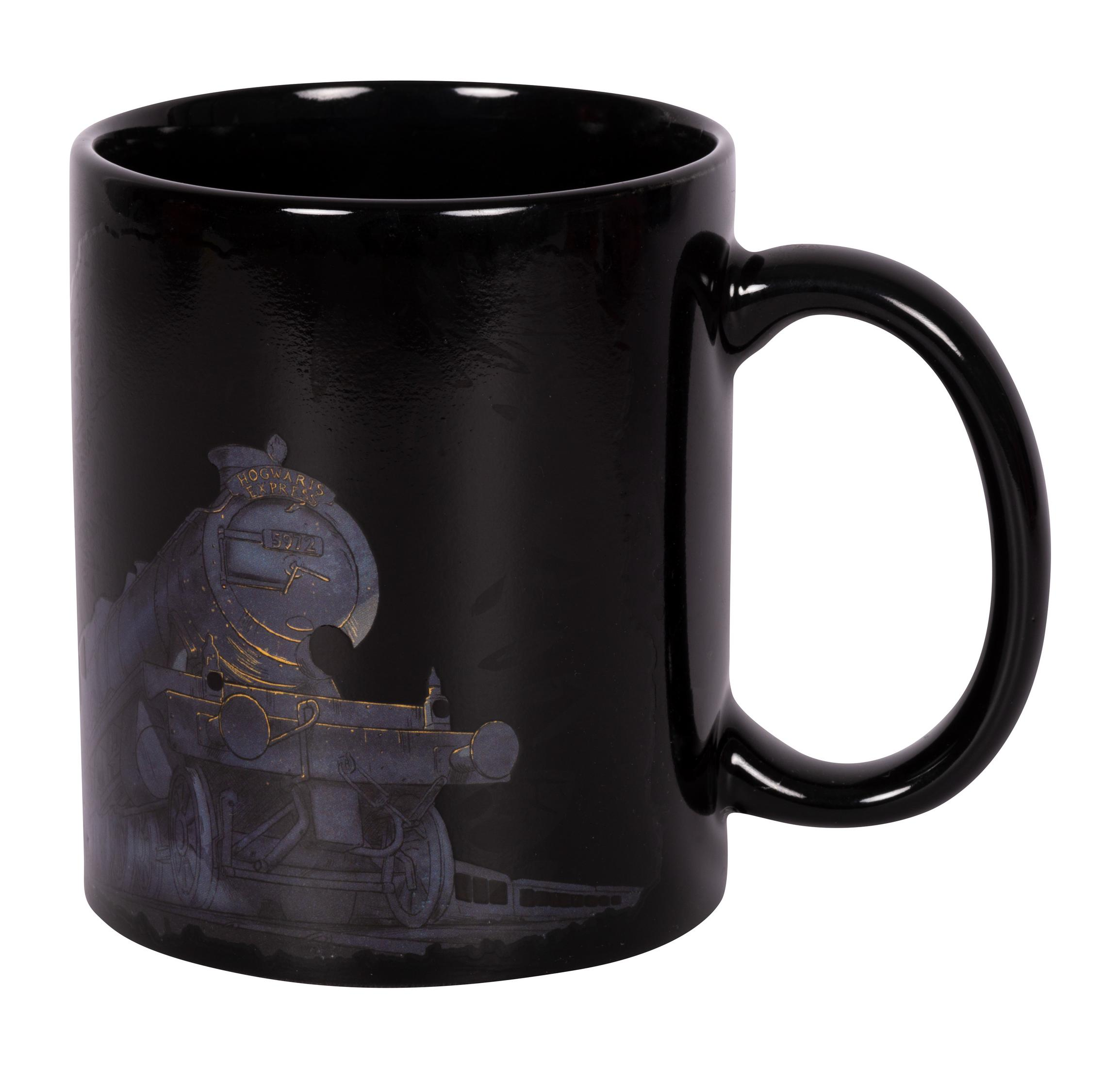 Schwarze Tasse mit einem Zugmotiv. Sie hat einen Henkel und eine glänzende Oberfläche. Der Hintergrund ist schwarz.