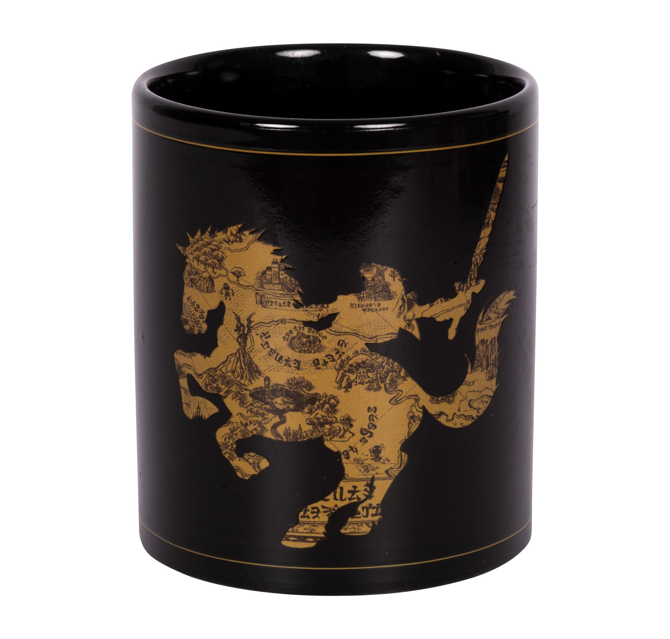 Schwarzer Becher mit goldenem Kartendesign. Der Becher zeigt einen Ritter auf einem Pferd. Goldenes Band oben und unten.