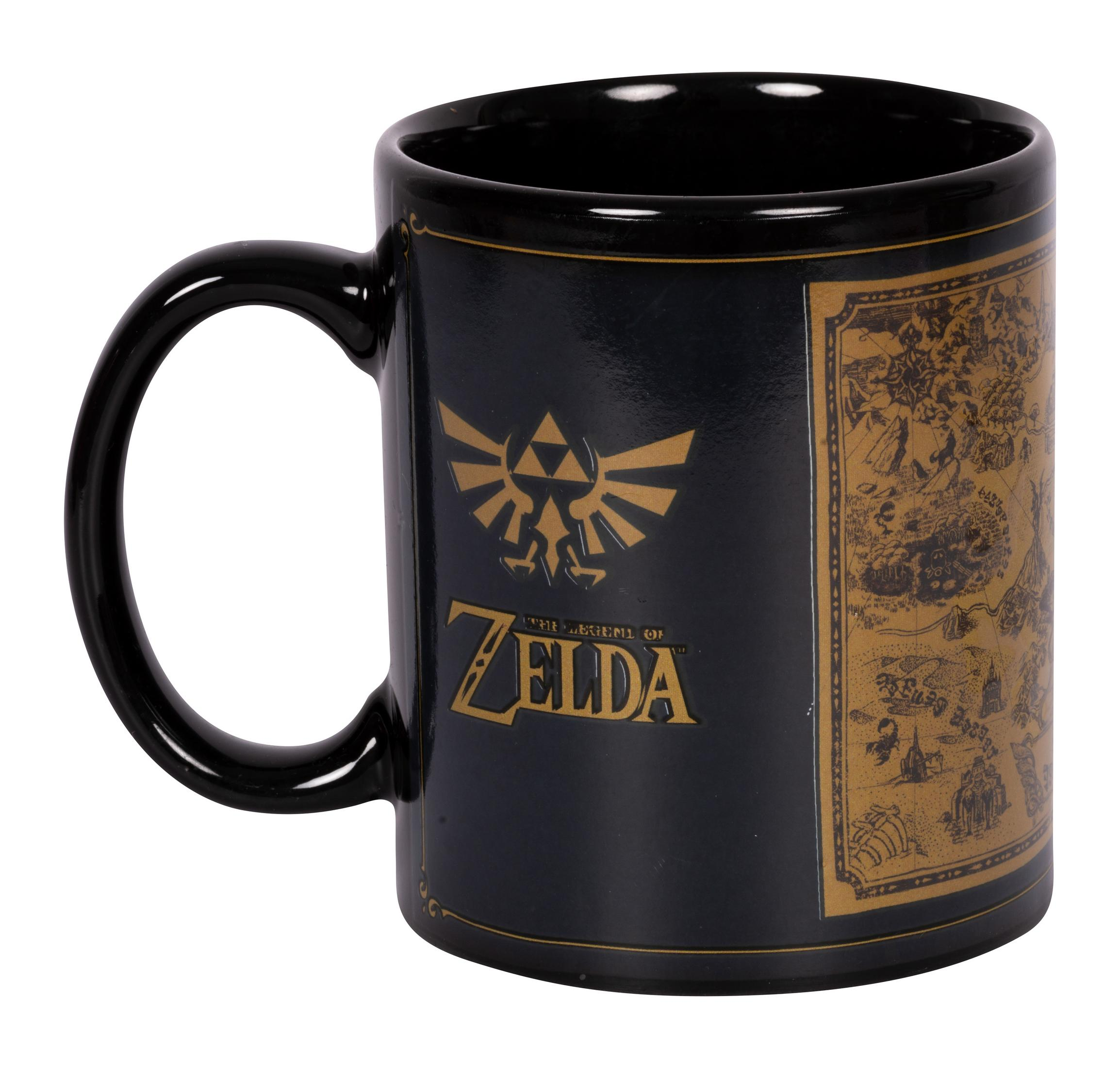 Schwarzer Becher mit dem Legend of Zelda-Logo und einem Kartendesign. Der Becher hat einen Henkel. Goldakzente.