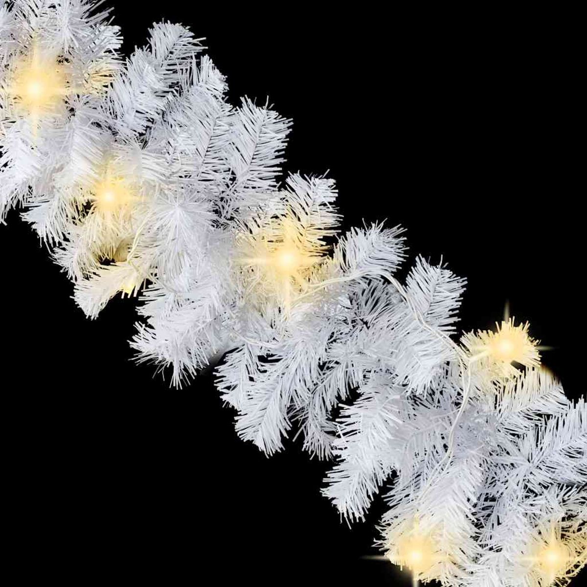 Weiße Weihnachts-Girlande mit gelben Lichtern, diagonal vor schwarzem Hintergrund.