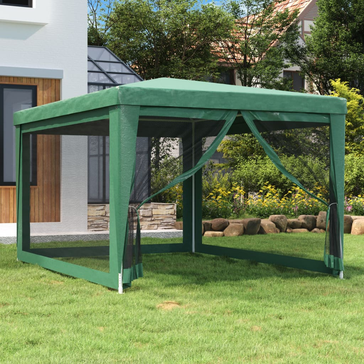 Grüner Pavillon mit Netz, in einer grünen, grasbewachsenen Fläche.