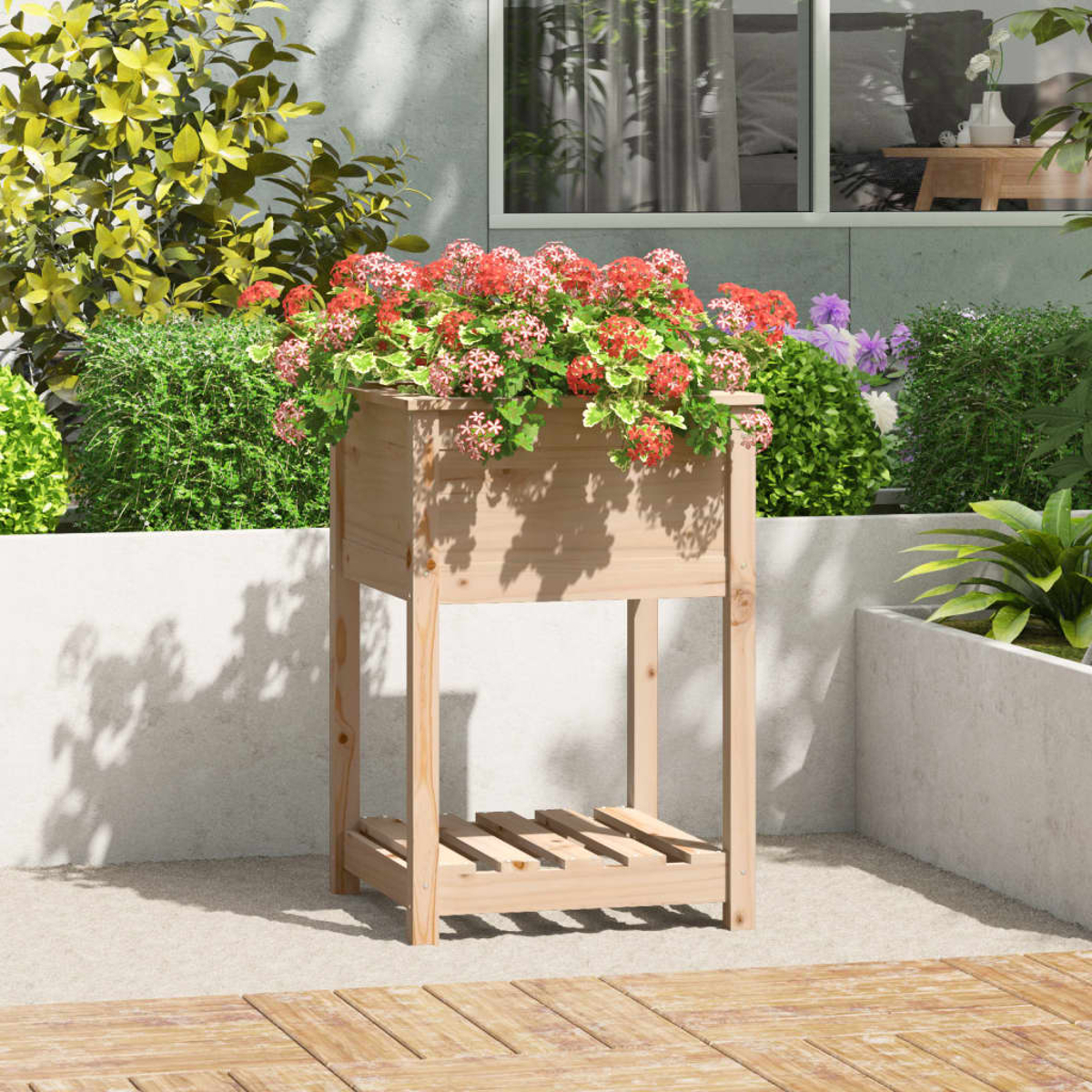 Holzpflanzer mit Blumen. Es ist auf einer Terrasse. Pflanzen und ein Fenster im Hintergrund.