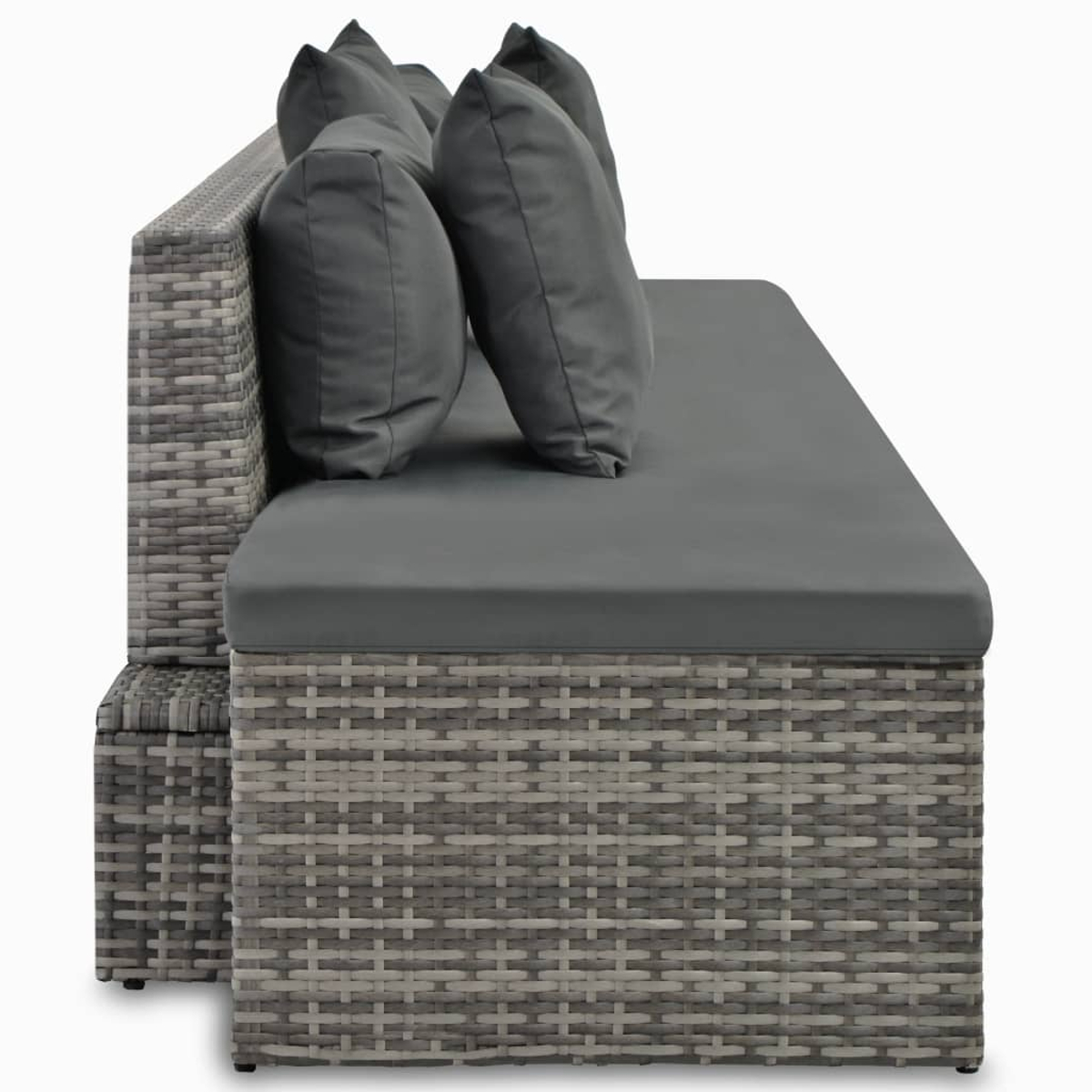 Seitenansicht eines grauen Rattan-Outdoor-Sofas mit grauen Kissen und Kissen. Das Webmuster ist sichtbar.