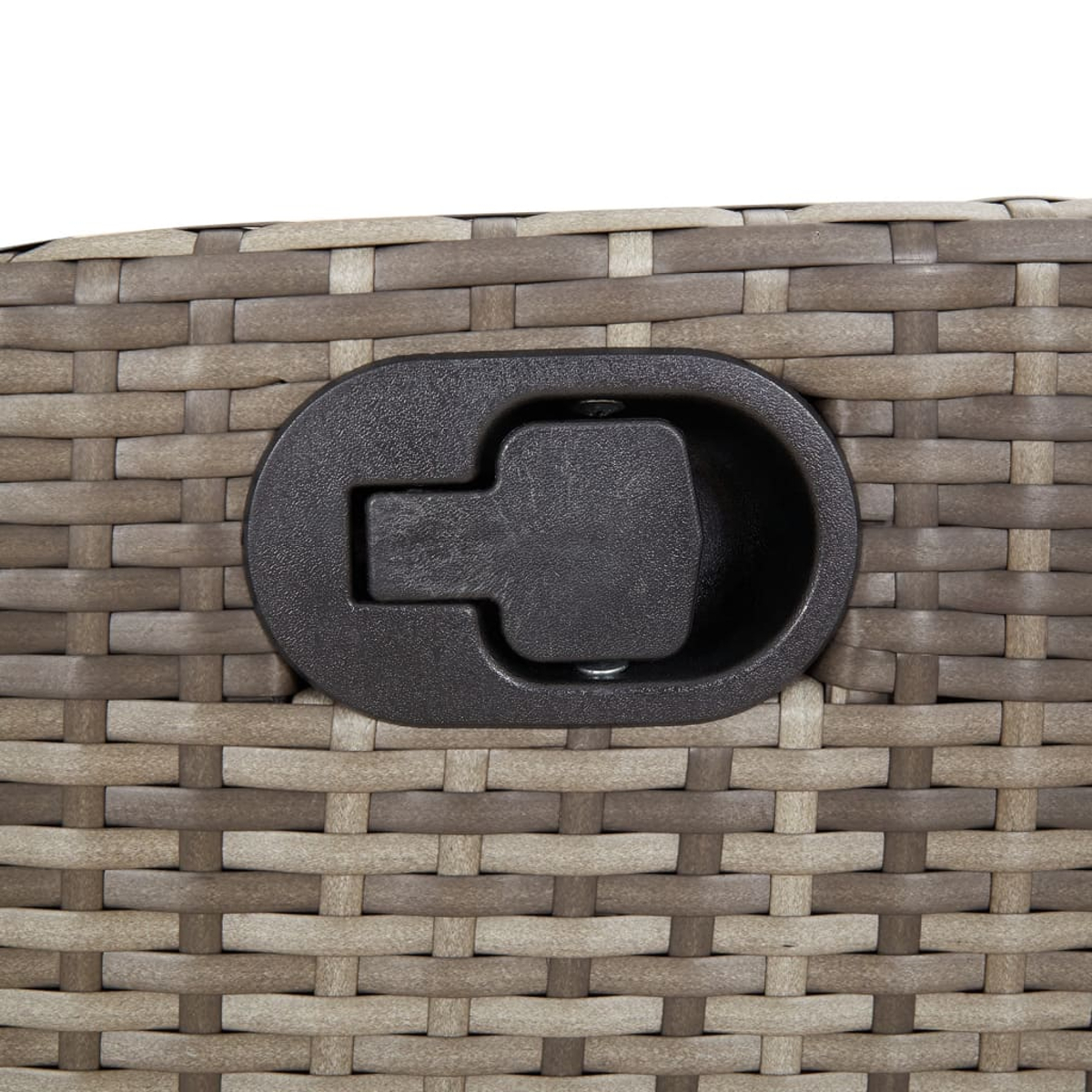 Nahaufnahme eines Griffs an einem Rattanstück. Der Griff ist schwarz und oval geformt.