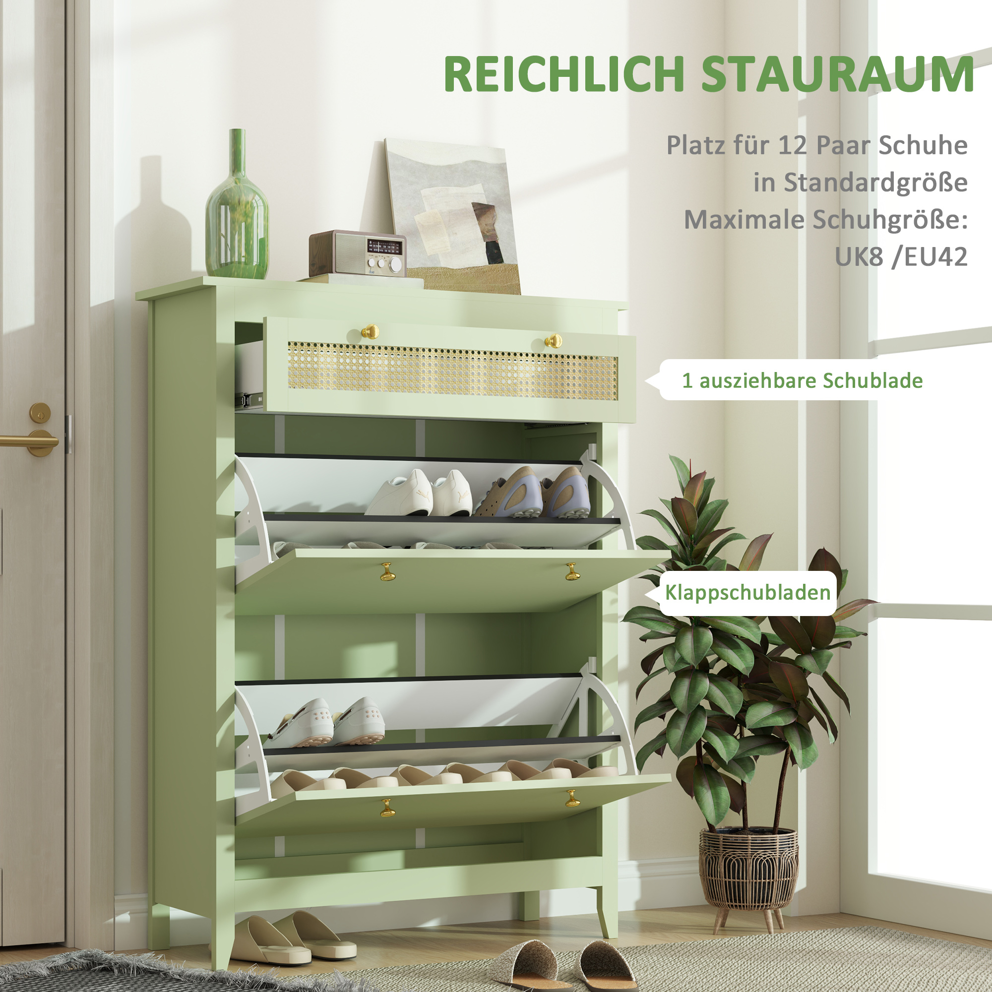 Ein grüner Schuhschrank mit offenen und geschlossenen Fächern, Schuhe und Deko.
