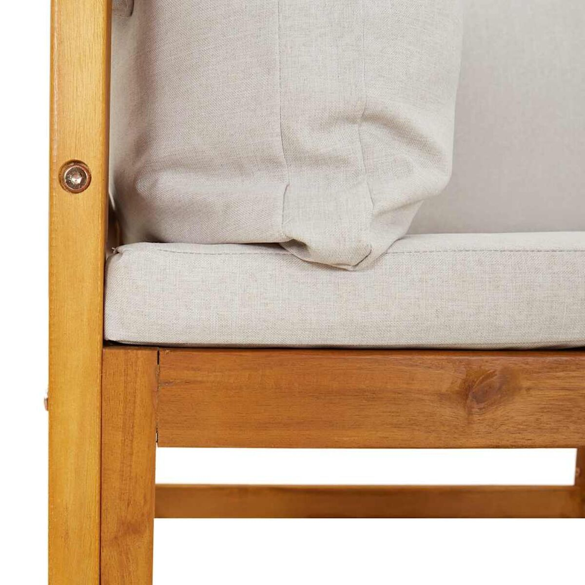 Holzarmlehne mit hellbeigem Kissen. Das Holz ist hellbraun.