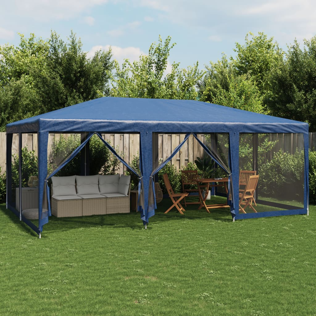 Gazebo blu all'aperto. Ha un telaio robusto, pareti trasparenti e tavolo con sedie.