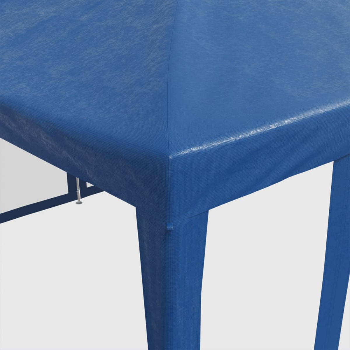 Un primo piano dell'angolo di una tettoia blu. Ha uno sfondo bianco e il telaio non è visibile.