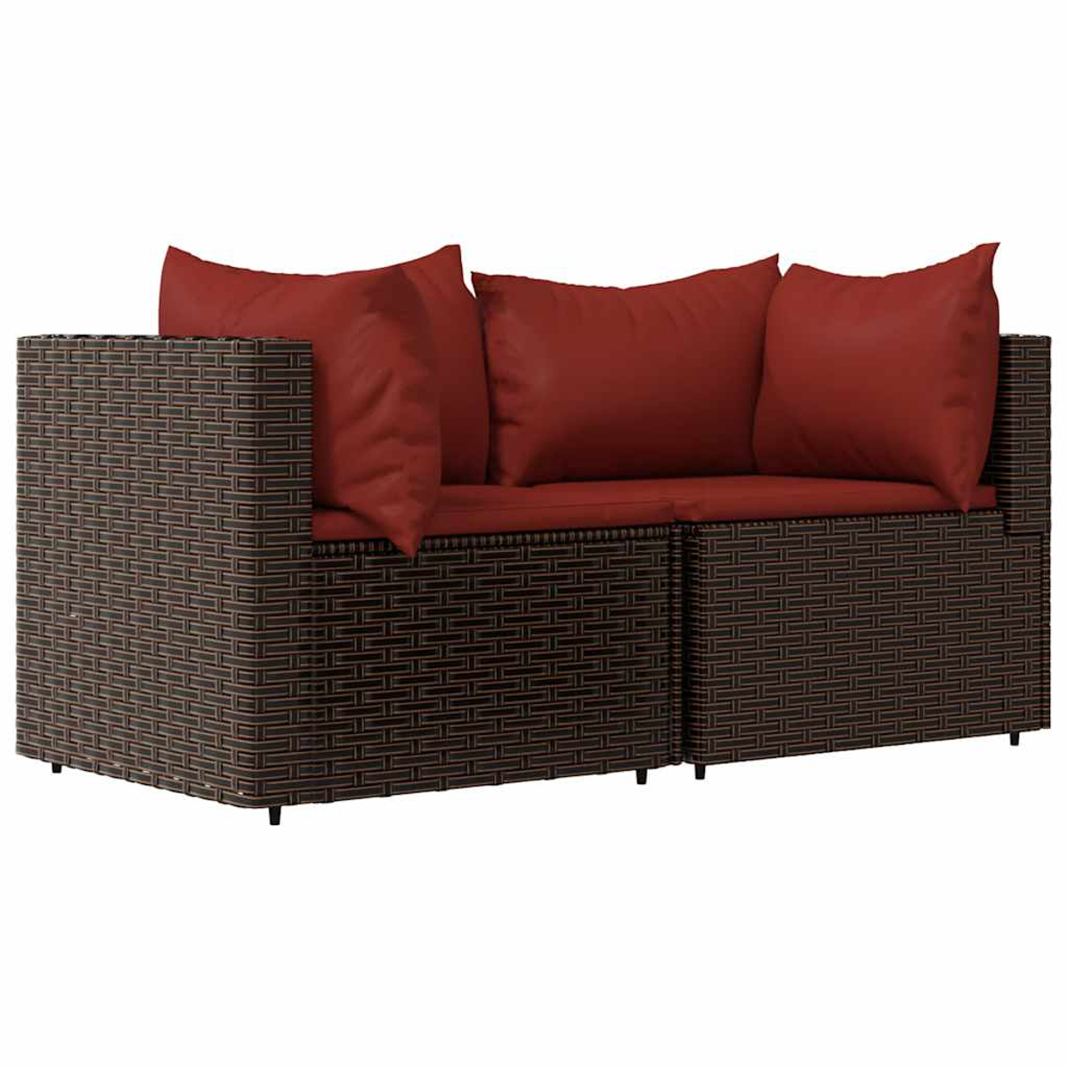 Ein braunes und rotes Korbmöbel-Sofa mit roten Kissen, auf weißem Hintergrund.