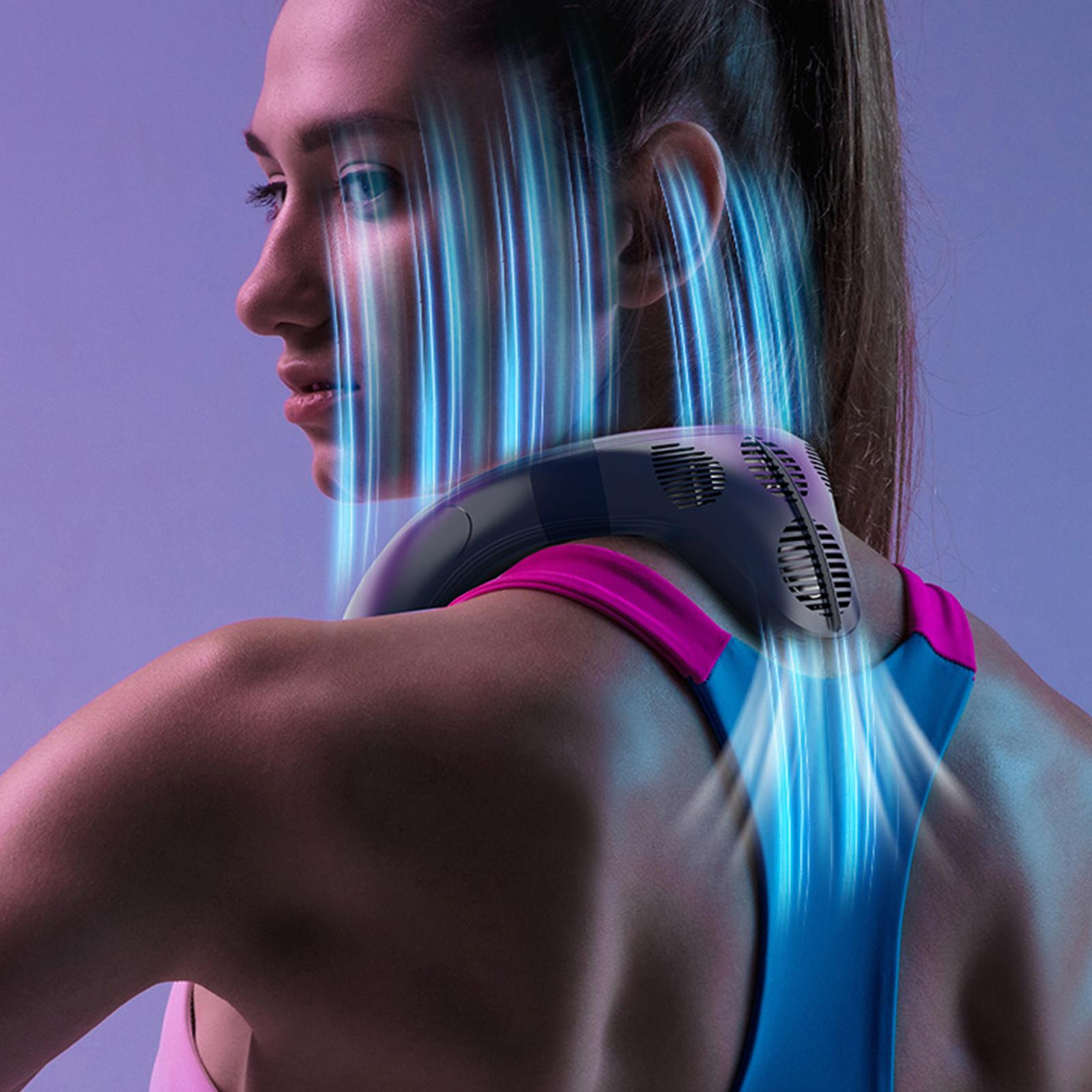 Rücken einer Frau mit Nackenfächer. Blaue Lichtströme vom Ventilator. Blaues und rosa Top. Lila Hintergrund.