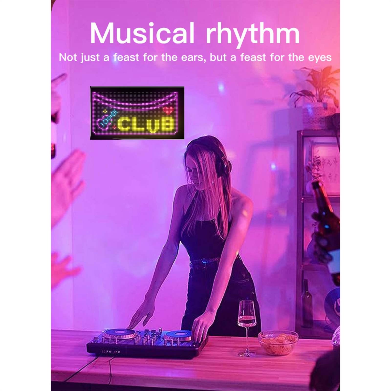 Eine Frau legt in einem Club auf, mit einem DJ-Set. Ein Neon-Schild zeigt 'CLUB'. Es gibt ein Weinglas.