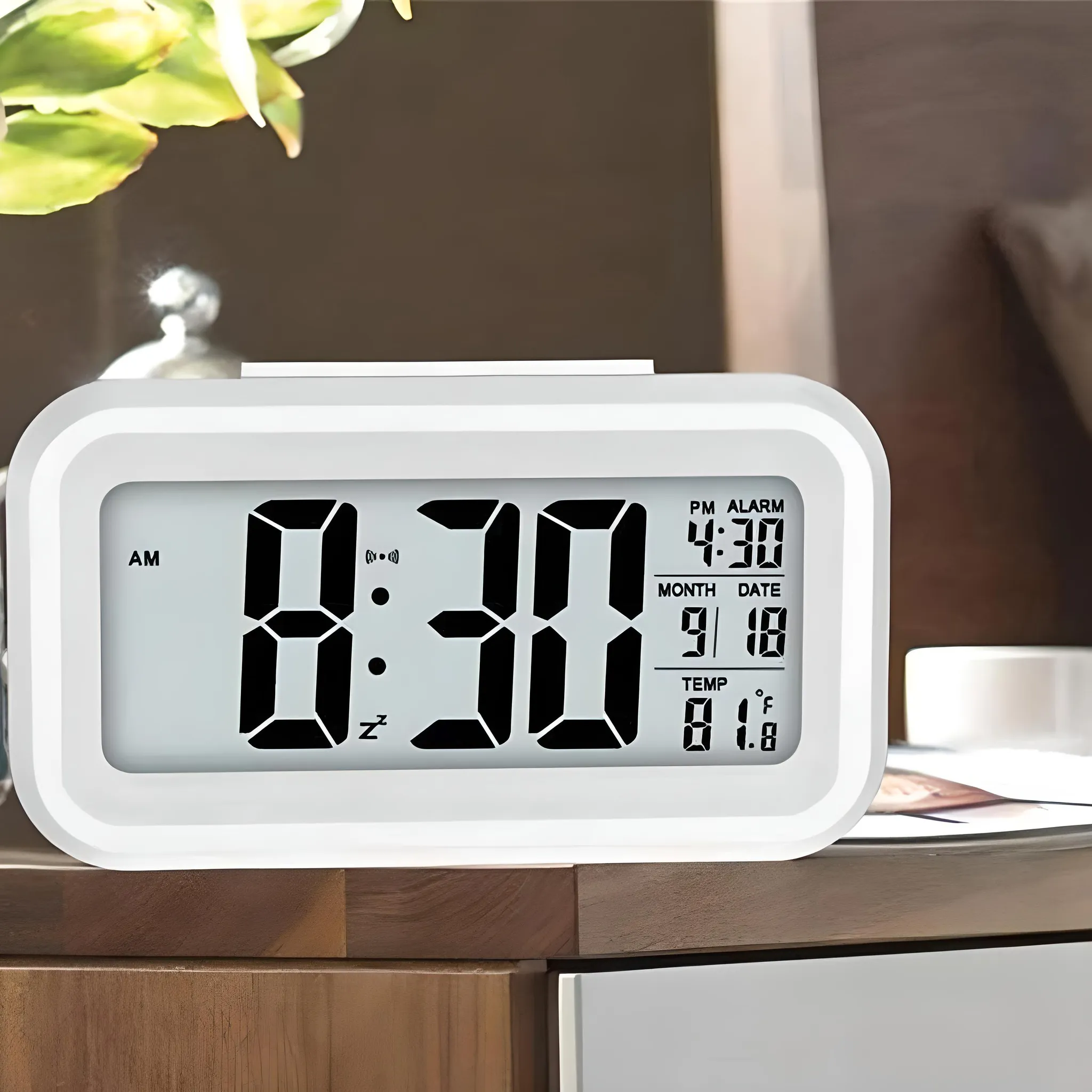 Digitaler Wecker, der 6:30 Uhr, Datum, Temperatur und Alarmeinstellungen anzeigt.