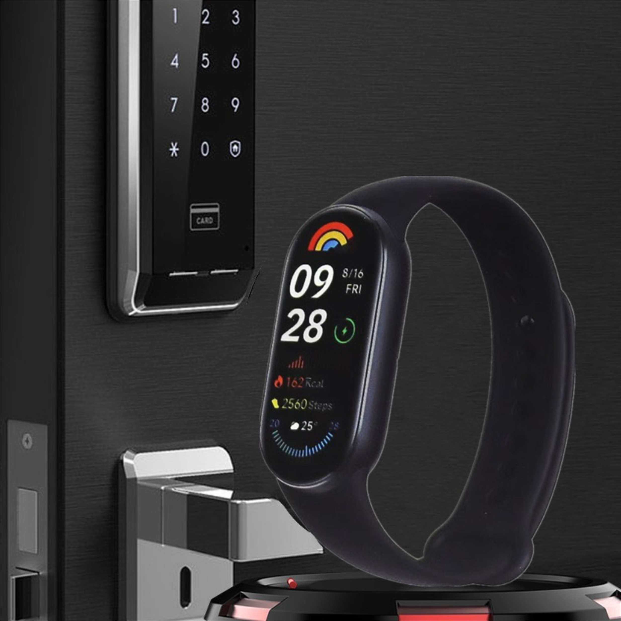 Schwarze Smartwatch auf einem Ständer neben einem digitalen Türschloss und einem schwarzen Hintergrund.