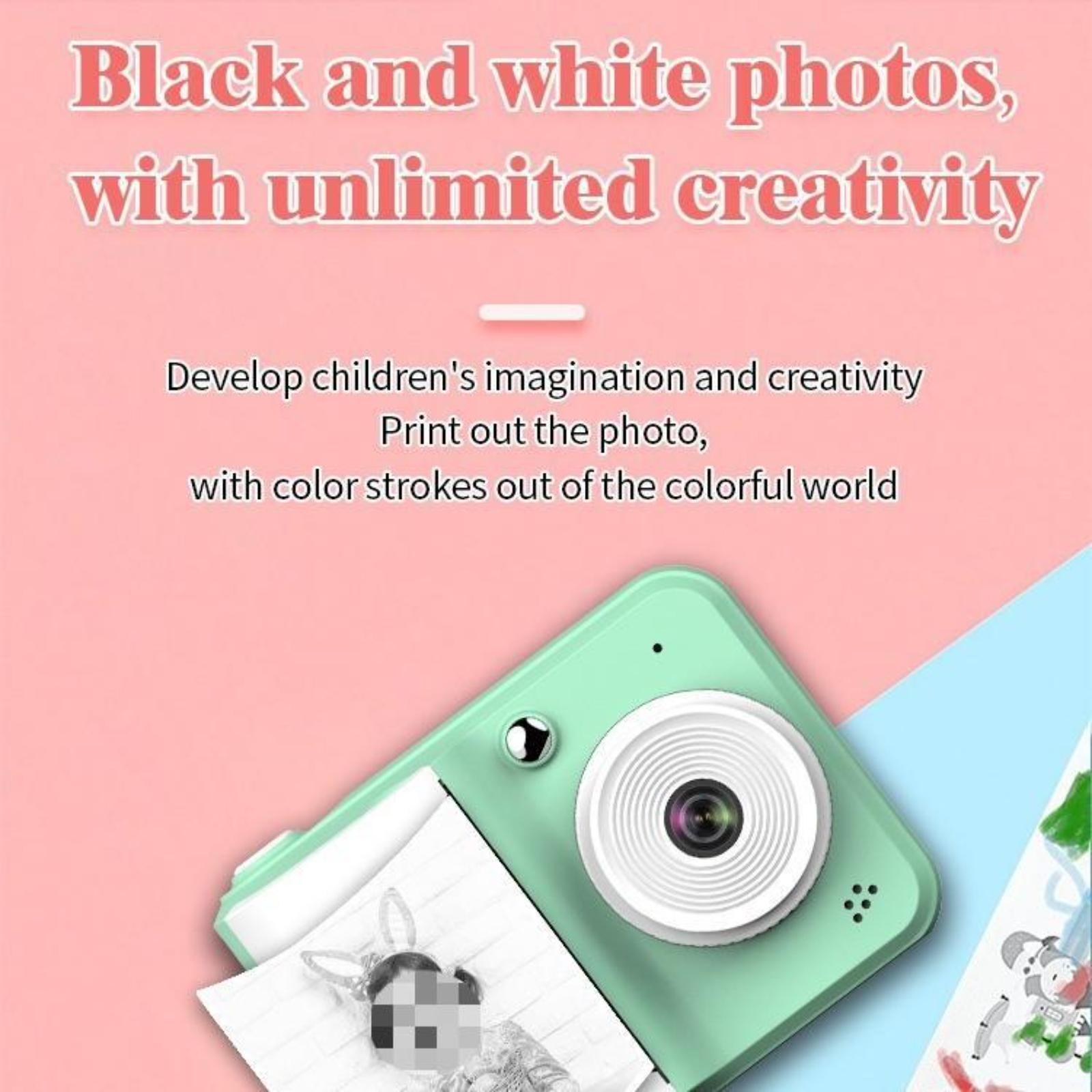 Minzgrüne Spielzeugkamera mit Ausdruck eines Kinderfotos auf pinkem Hintergrund.