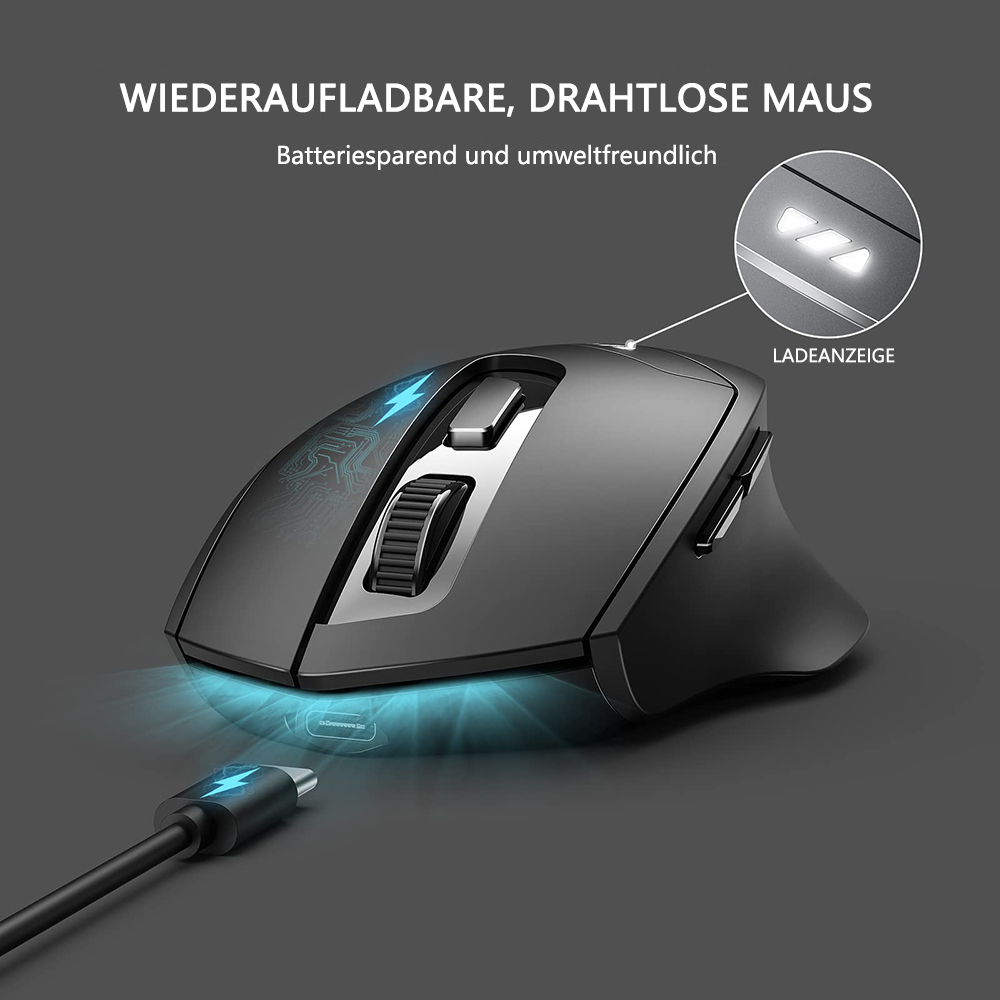 Schwarze kabellose Maus mit Ladekabel, mit Ladeanzeige auf dunklem Hintergrund.