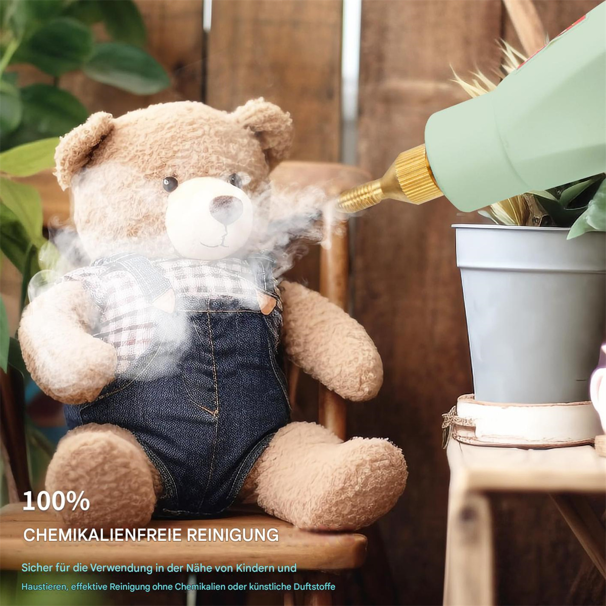 Ein Teddybär wird mit einer Spritzpistole gereinigt. Der Text lautet: 100 % chemiefreie Reinigung.