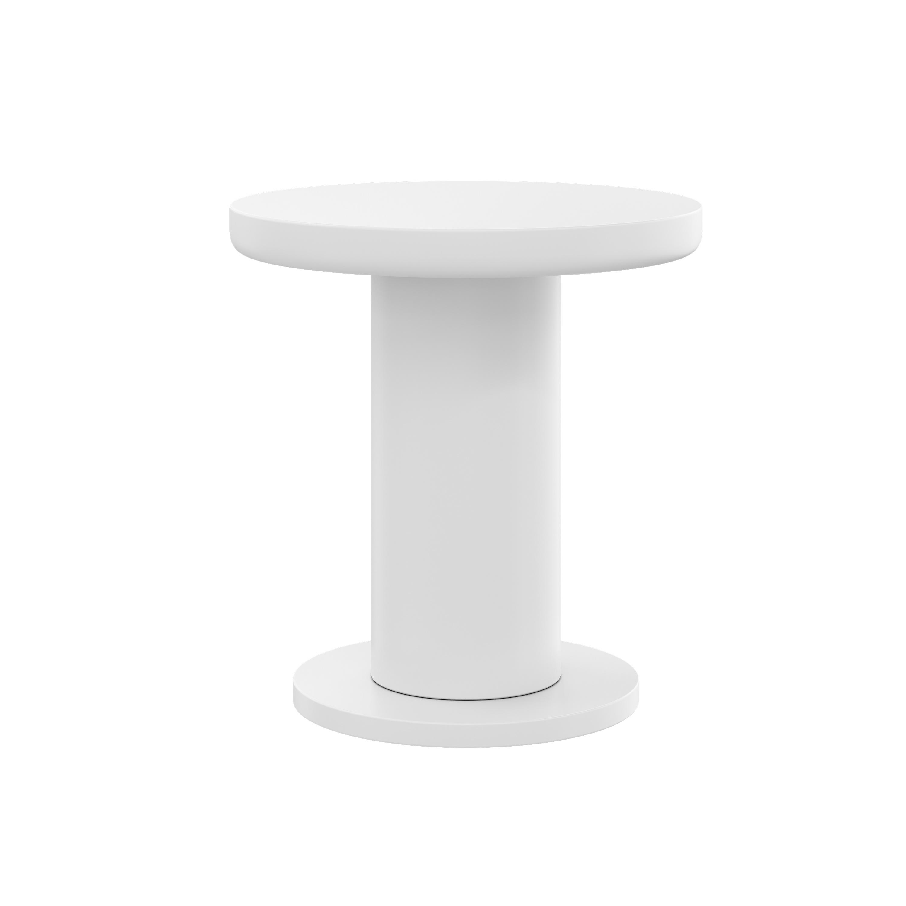 Weißer, runder Beistelltisch auf weißem Hintergrund. Einfaches Design mit Zylinderbasis.
