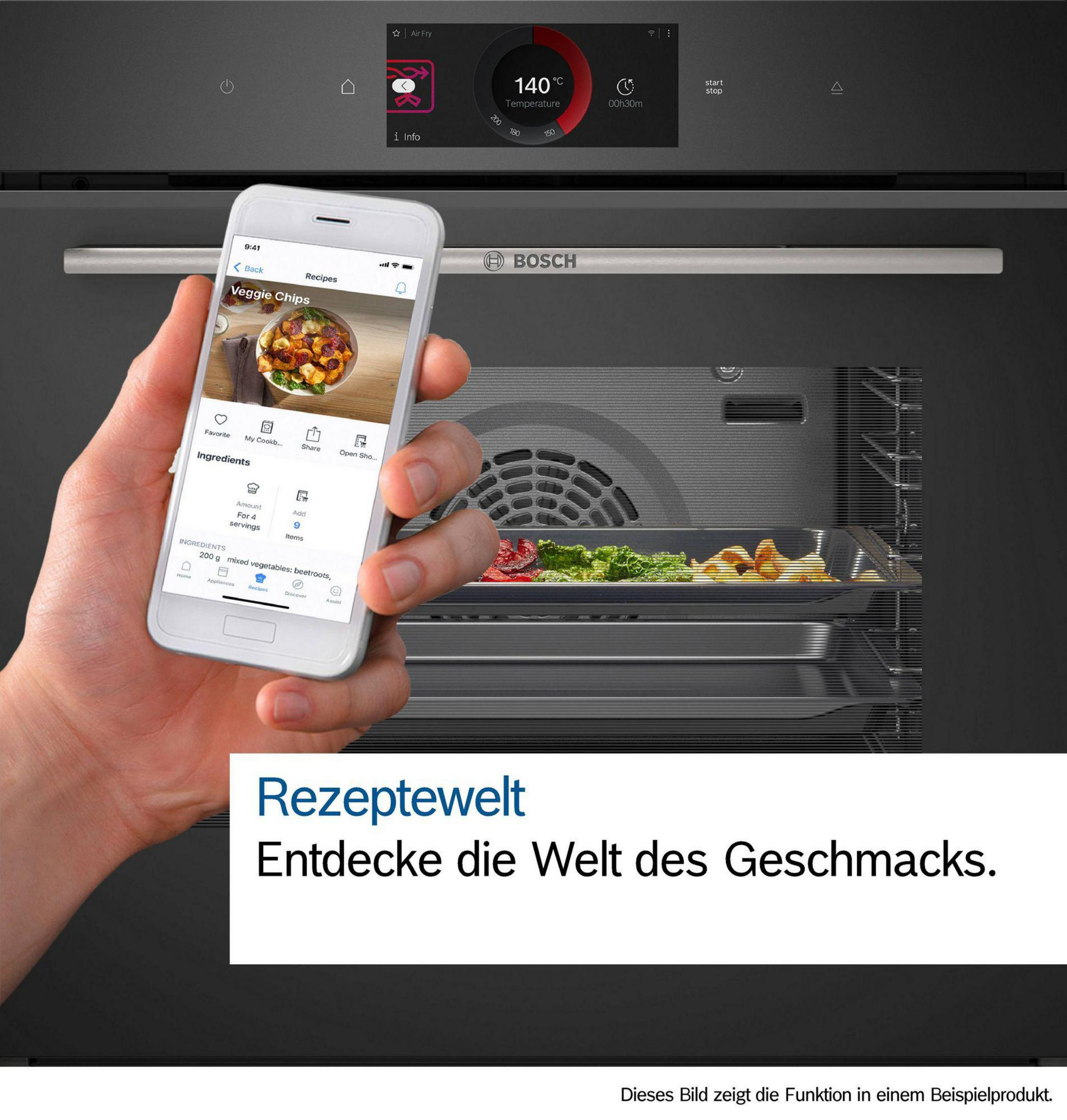 Eine Hand hält ein Telefon mit einer Rezept-App vor einem Ofen.