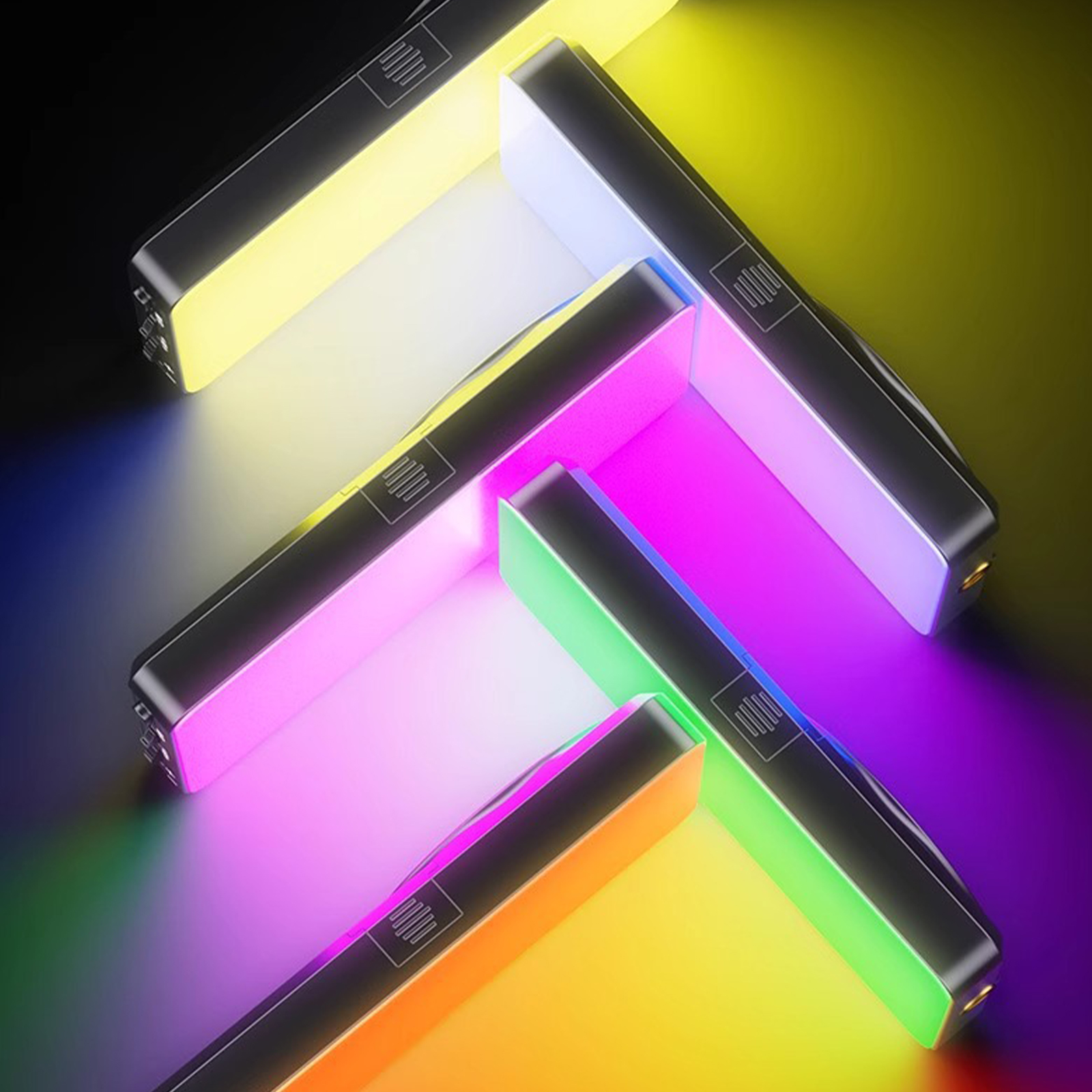 Mehrere farbenfrohe Lichter mit schwarzem Rahmen. Sie leuchten in Gelb, Weiß, Pink und Grün.
