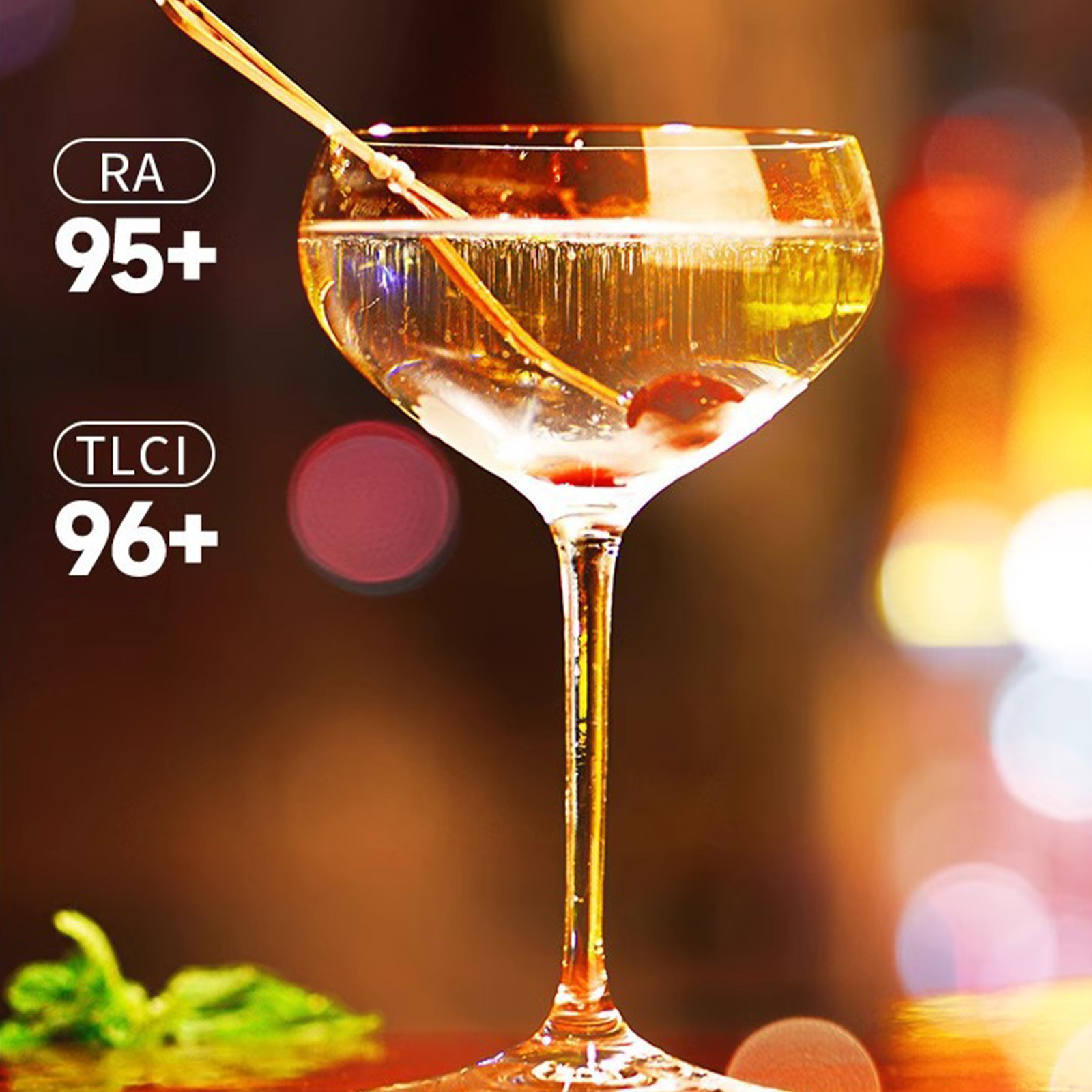 Ein Cocktail in einem Glas mit einer Kirsche und einem Strohhalm. Ein Logo mit den Zahlen 95+ und 96+.