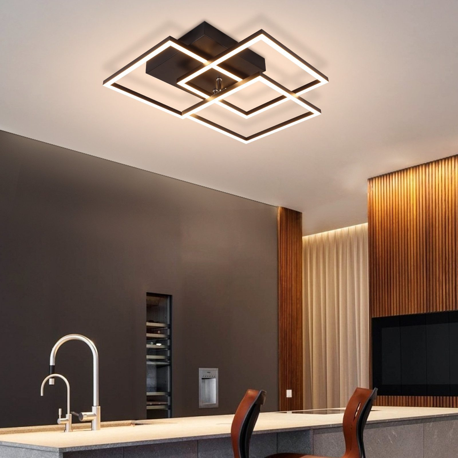 Lampada da soffitto moderna con forme quadrate. Bianco e nero, installata in una cucina. Parete grigio scuro, dettagli in legno.