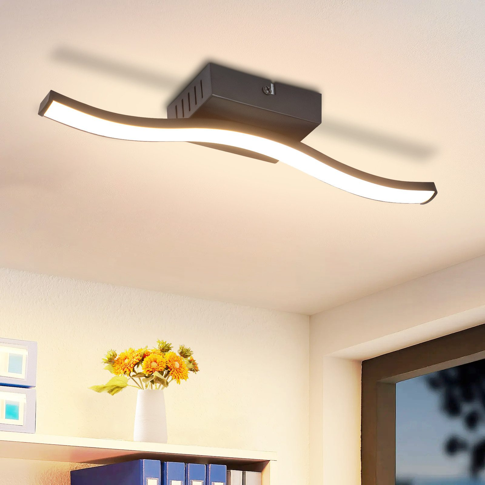 Una moderna plafoniera curva con due barre luminose e soffitto bianco.