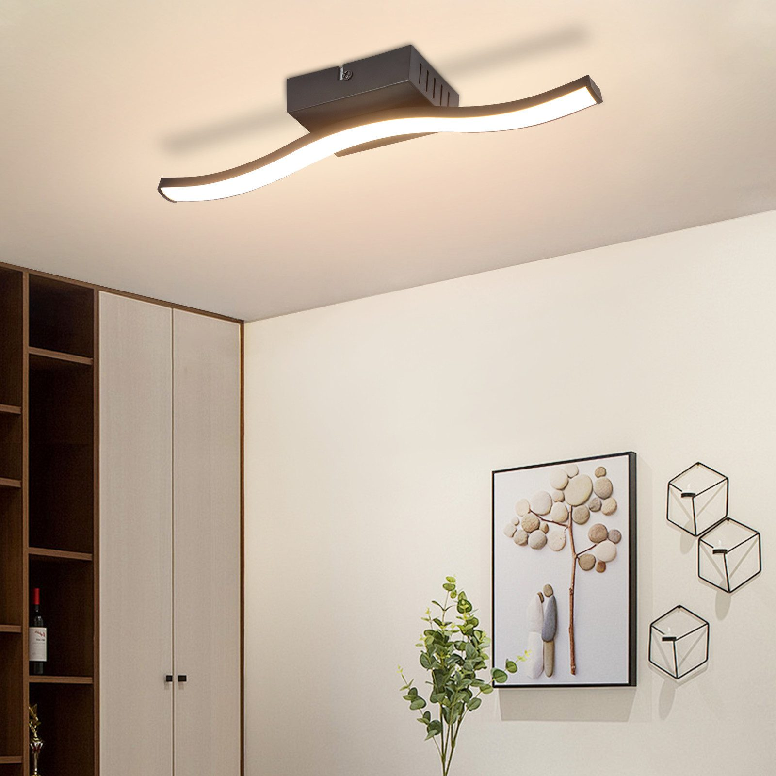 Lampada da soffitto moderna con design curvo, luce bianca. Muri neutri, armadio in legno e decorazioni.