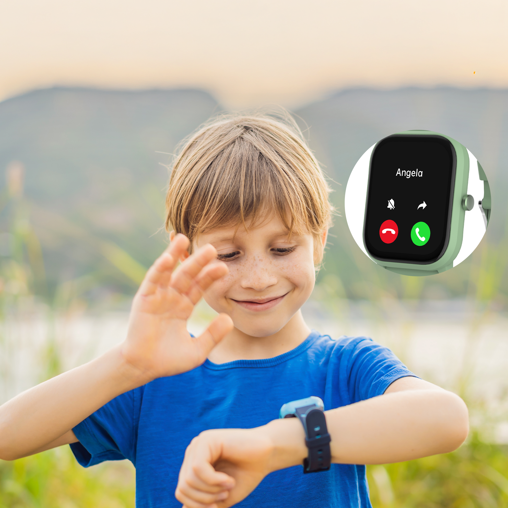 Un garçon regardant une smartwatch avec un écran d'appel, boutons verts et rouges.