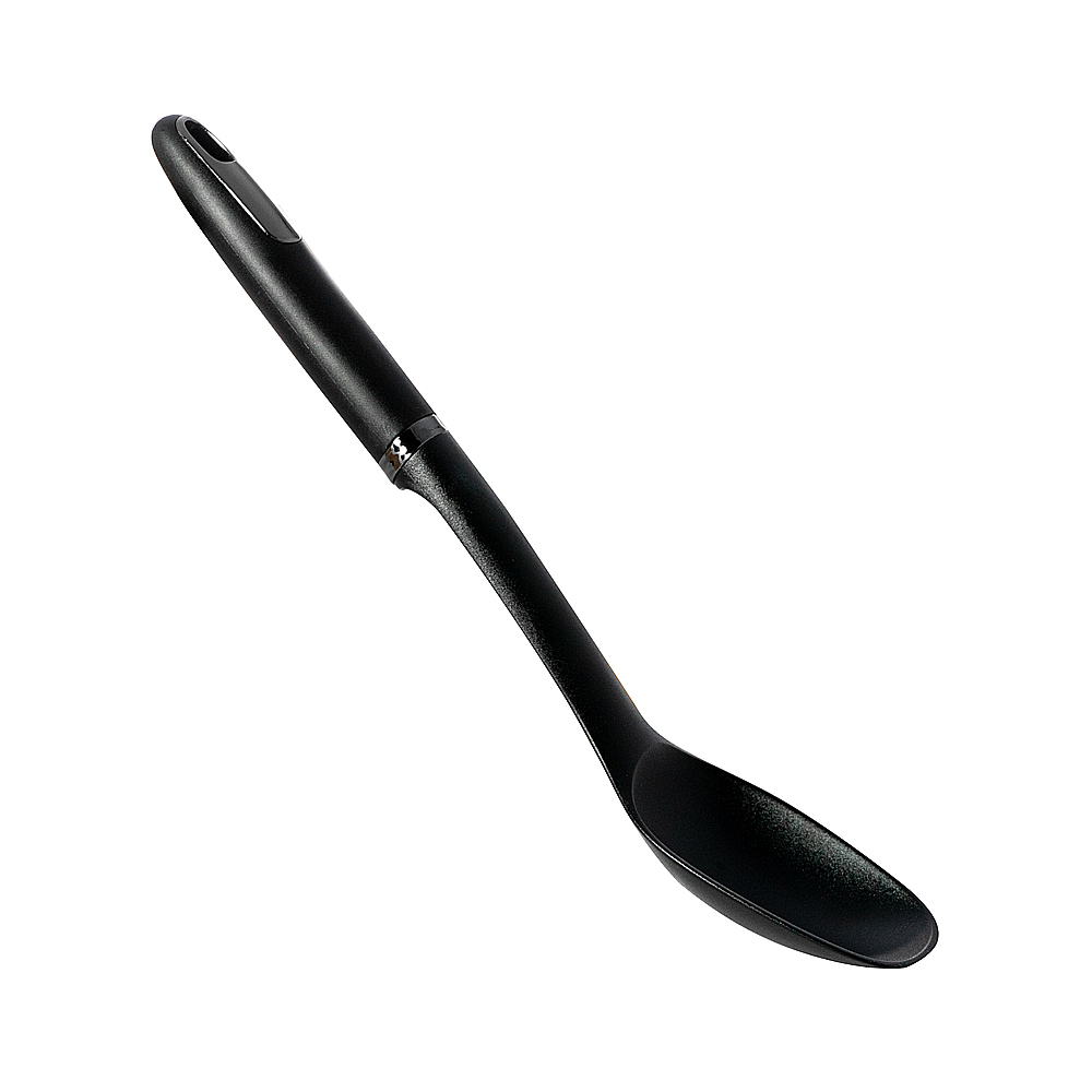 Ein schwarzes, löffelförmiges Küchenutensil, isoliert auf weißem Hintergrund, nach oben geneigt.