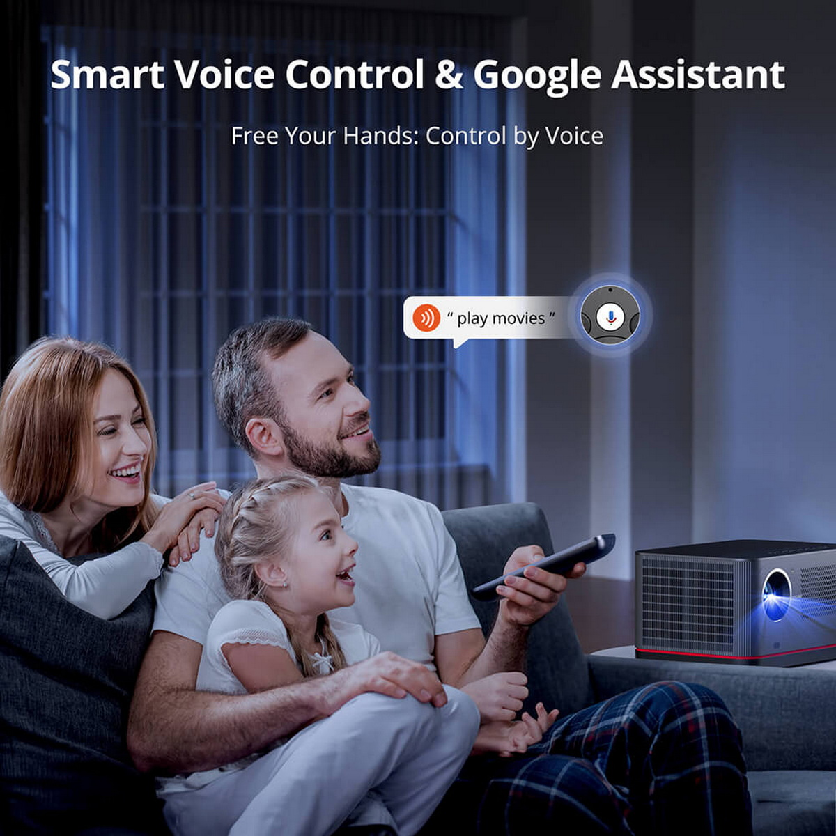 Eine Familie schaut einen Film auf einem Projektor. Text sagt 'Smart Voice Control & Google Assistant'.
