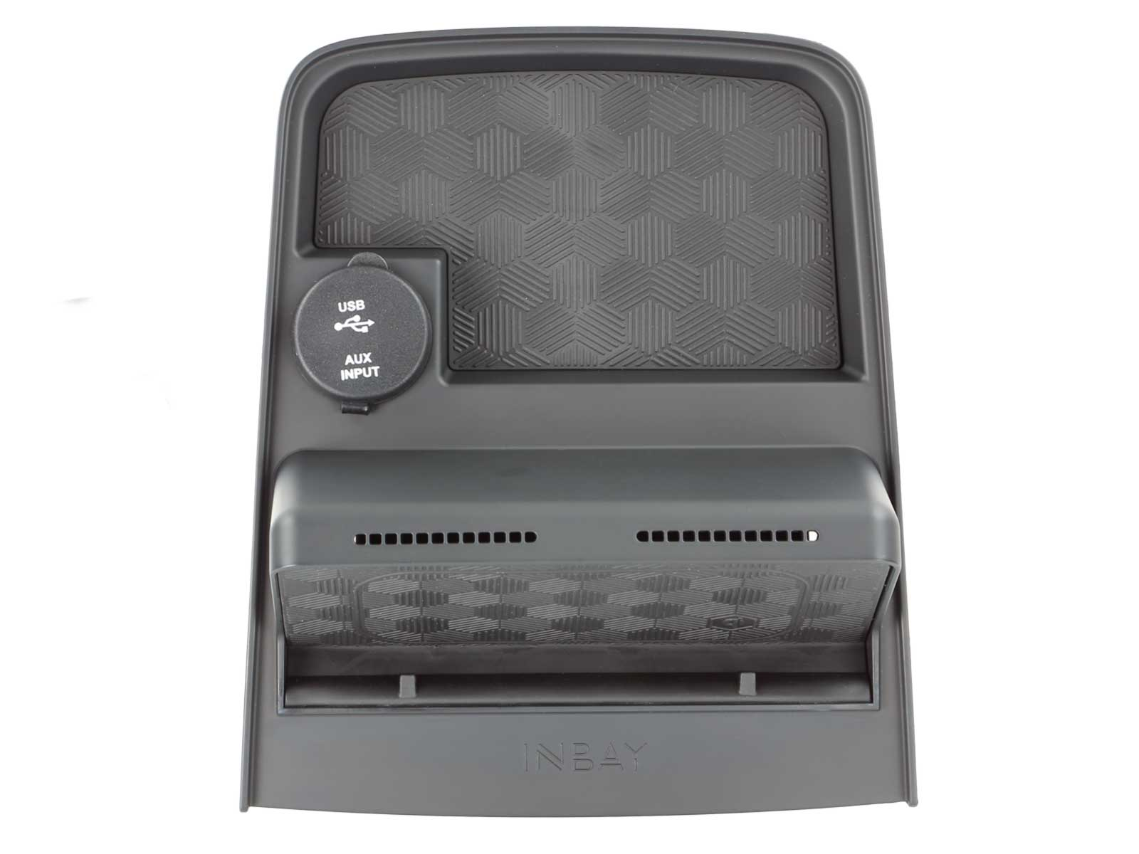 Schwarze Autokonsole mit USB- und AUX-Anschlüssen und strukturierter Oberfläche.
