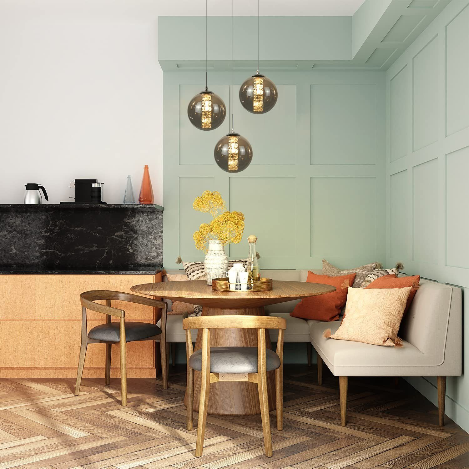 Esszimmer mit rundem Tisch, Stühlen und Hängelampen. Moderner Stil, neutrale Farben.