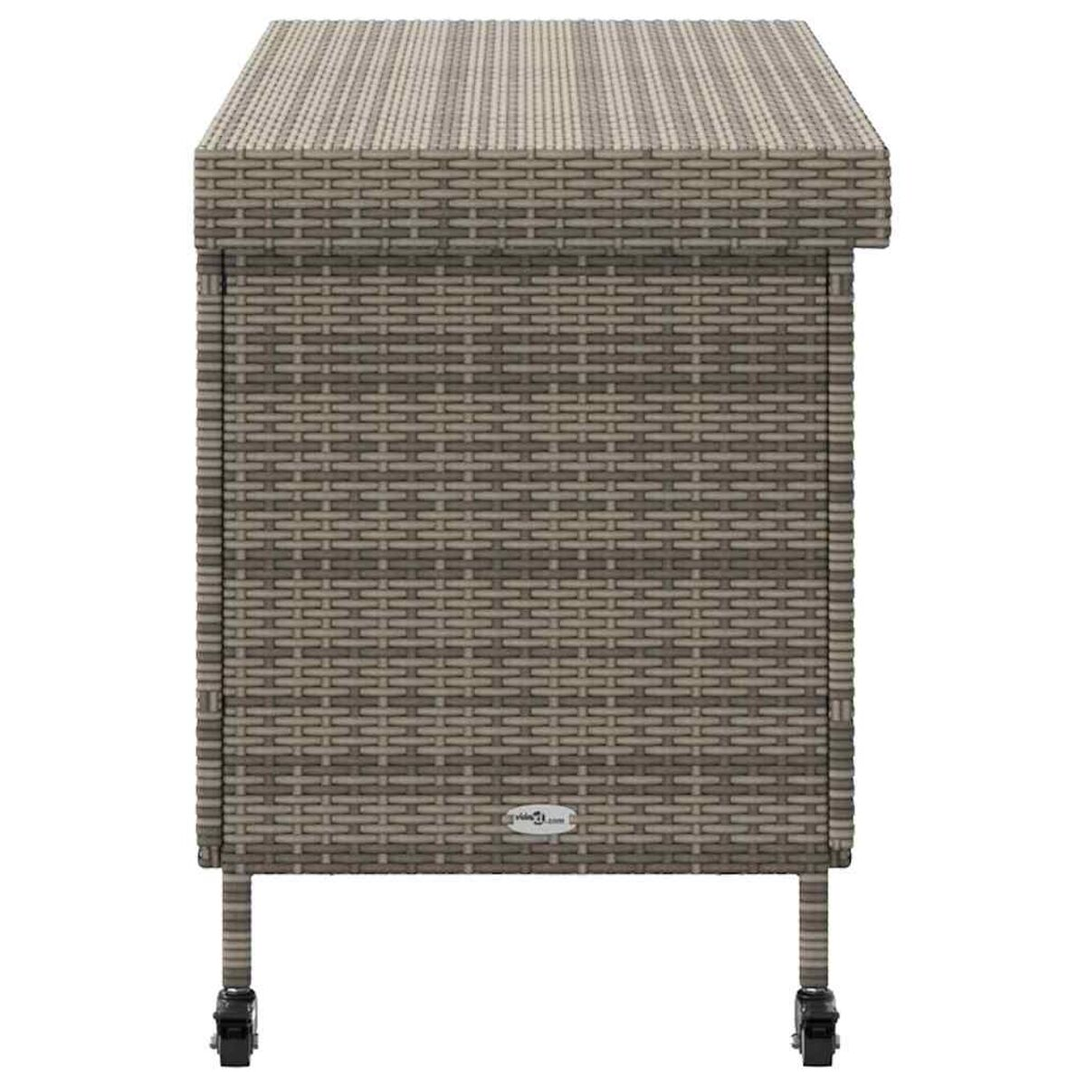 Ein brauner, aus Rattan gewebter Schrank mit Deckel auf weißem Hintergrund.
