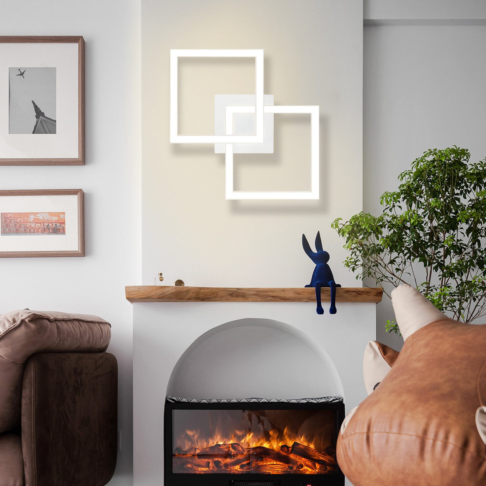 Muro bianco con luci quadrate, un camino e una figura di coniglio blu.