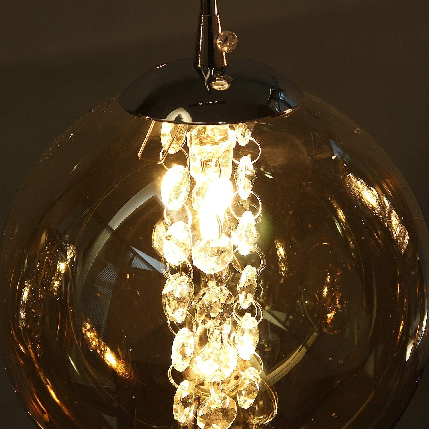 Lampa wisząca ze szklaną kulą i kryształowymi ozdobami.