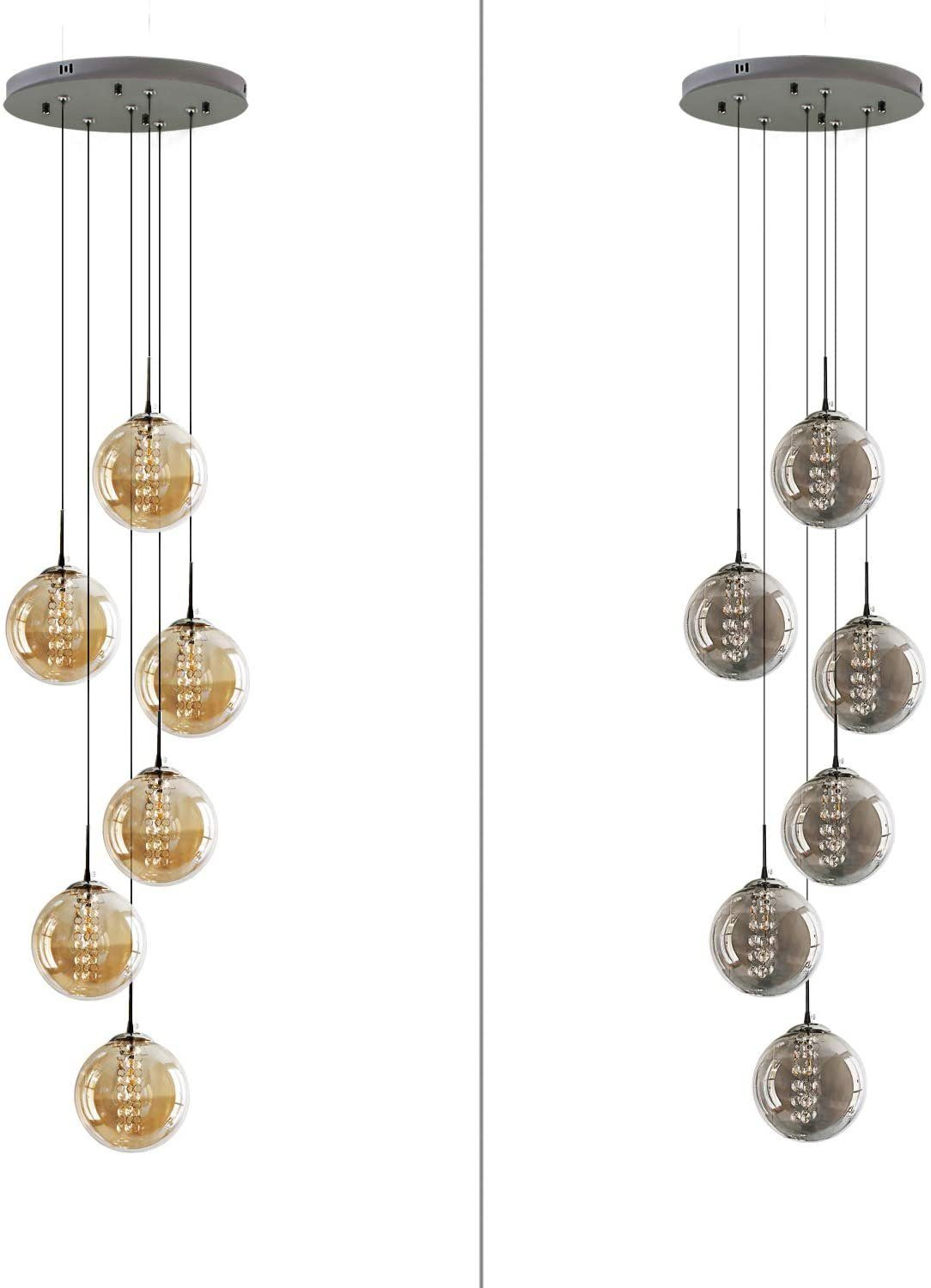 Dwa zestawy lamp wiszących zwisających z sufitu, każdy z wieloma szklanymi kulami.