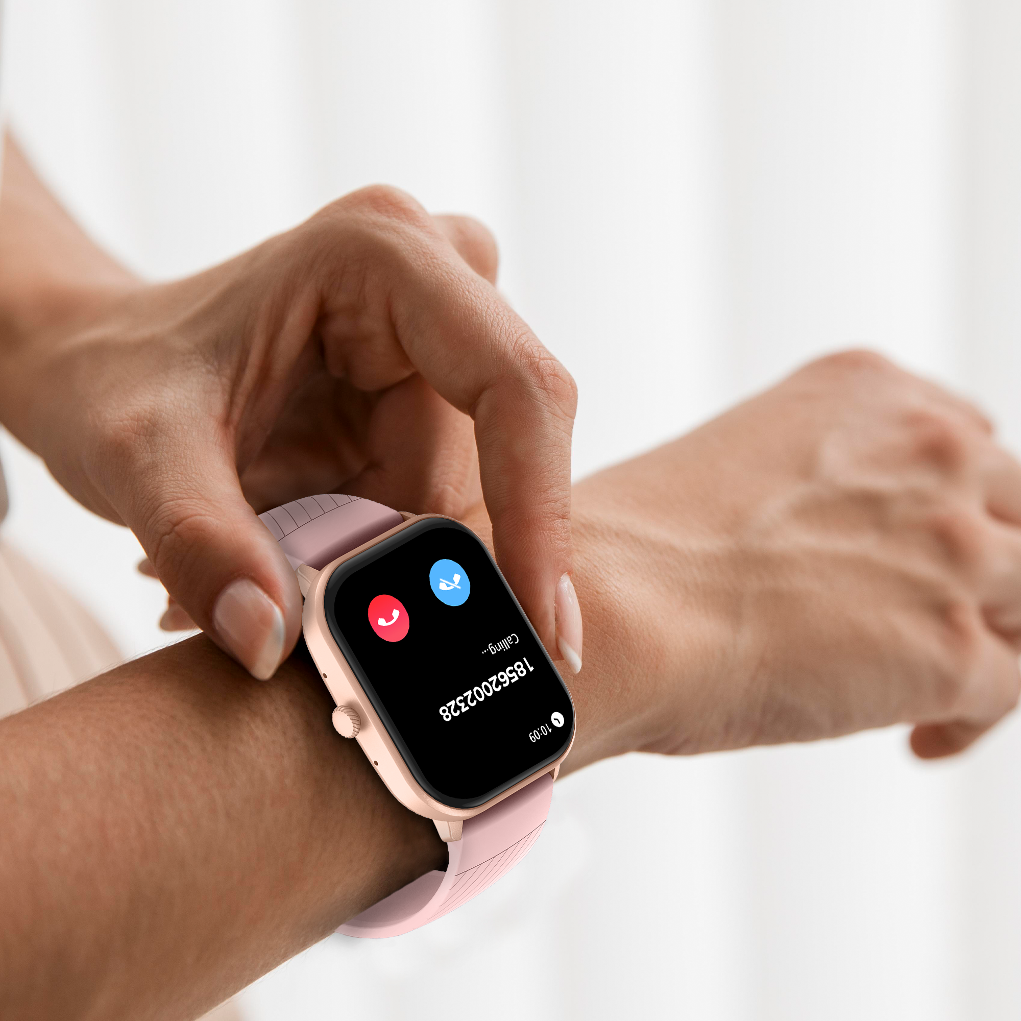 Pols van een vrouw met een roze smartwatch met een oproepscherm.