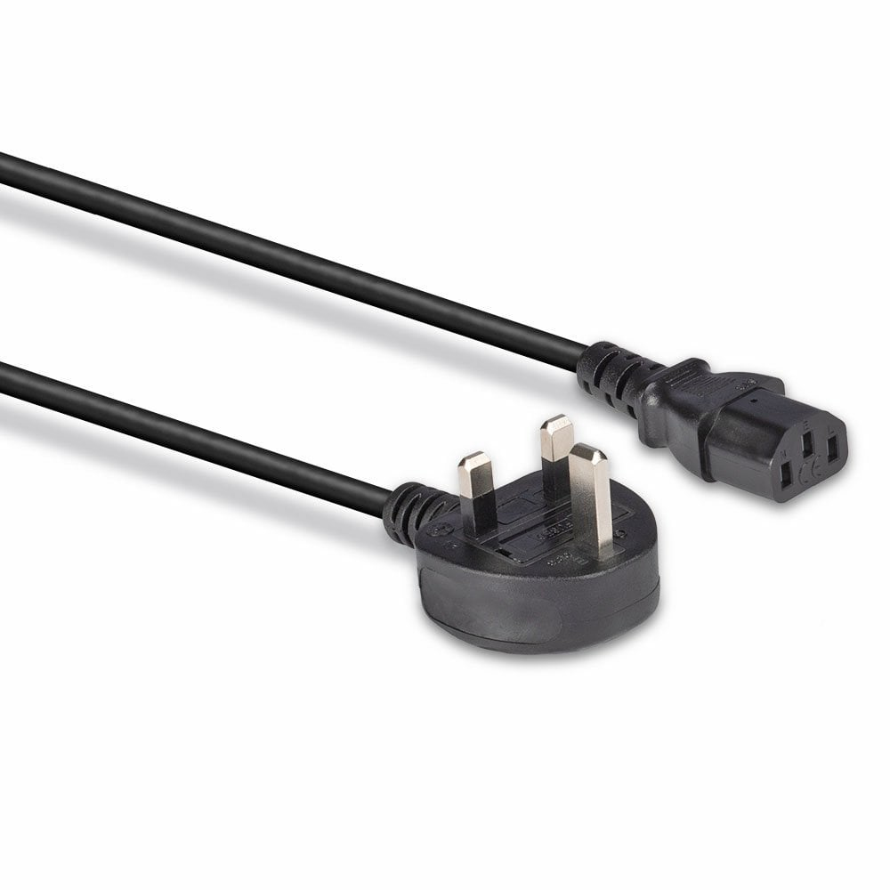 Cavo di alimentazione nero con spina UK e connettore IEC su sfondo bianco.