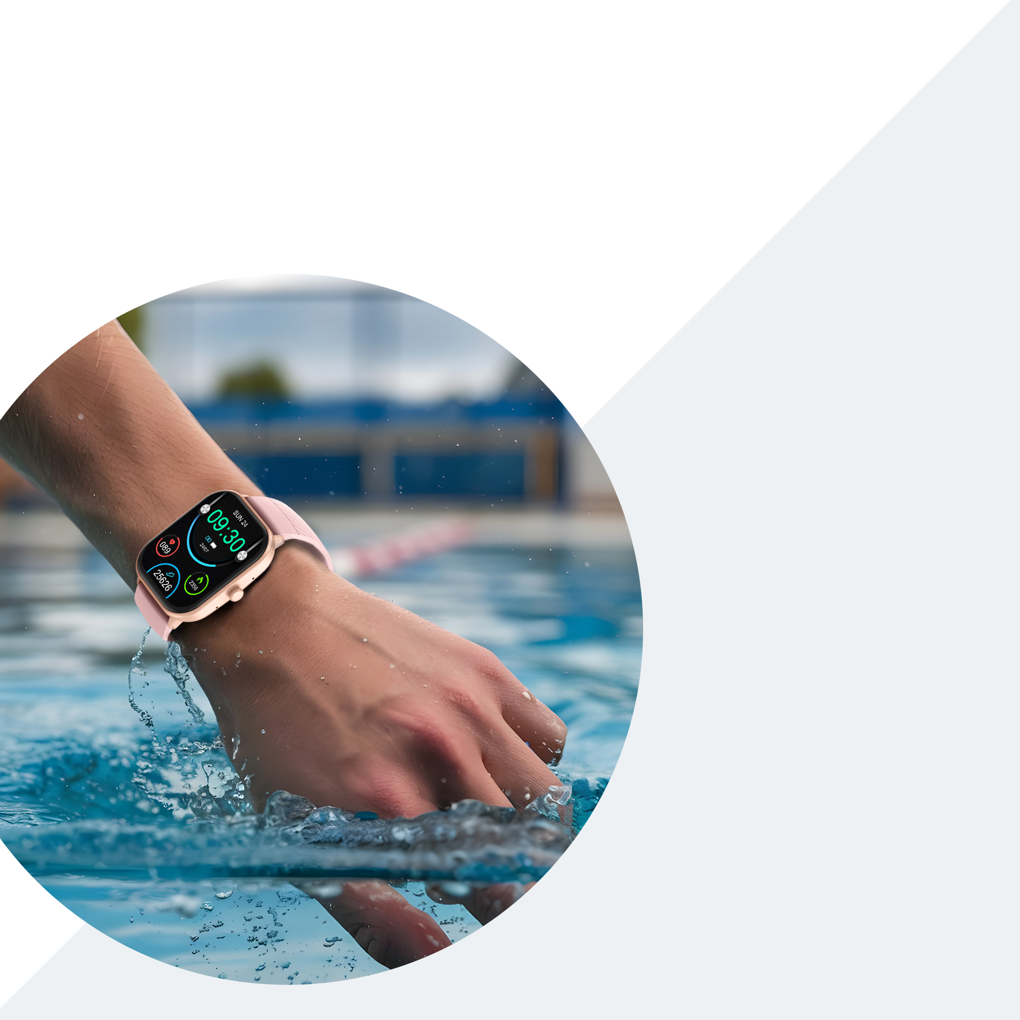 Pols van een persoon met een roze smartwatch. De horloge toont de tijd. De persoon zwemt.