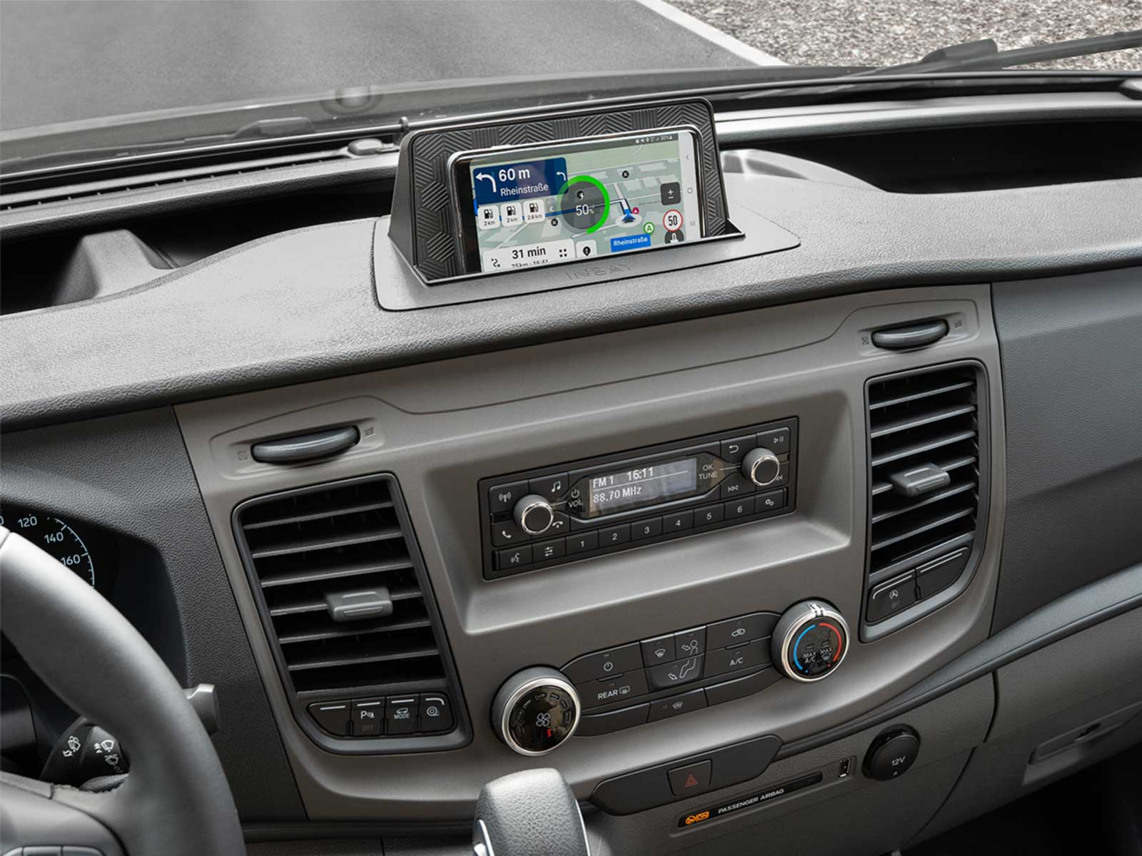 Auto-Armaturenbrett mit eingebautem Navigationssystem, das eine Straßenkarte anzeigt. Grauer Innenraum.