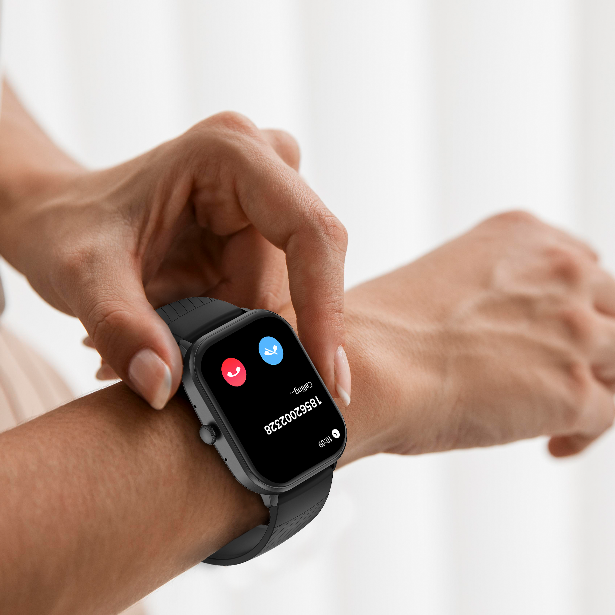 De pols van een vrouw met een smartwatch die een oproepscherm met een telefoonnummer weergeeft.