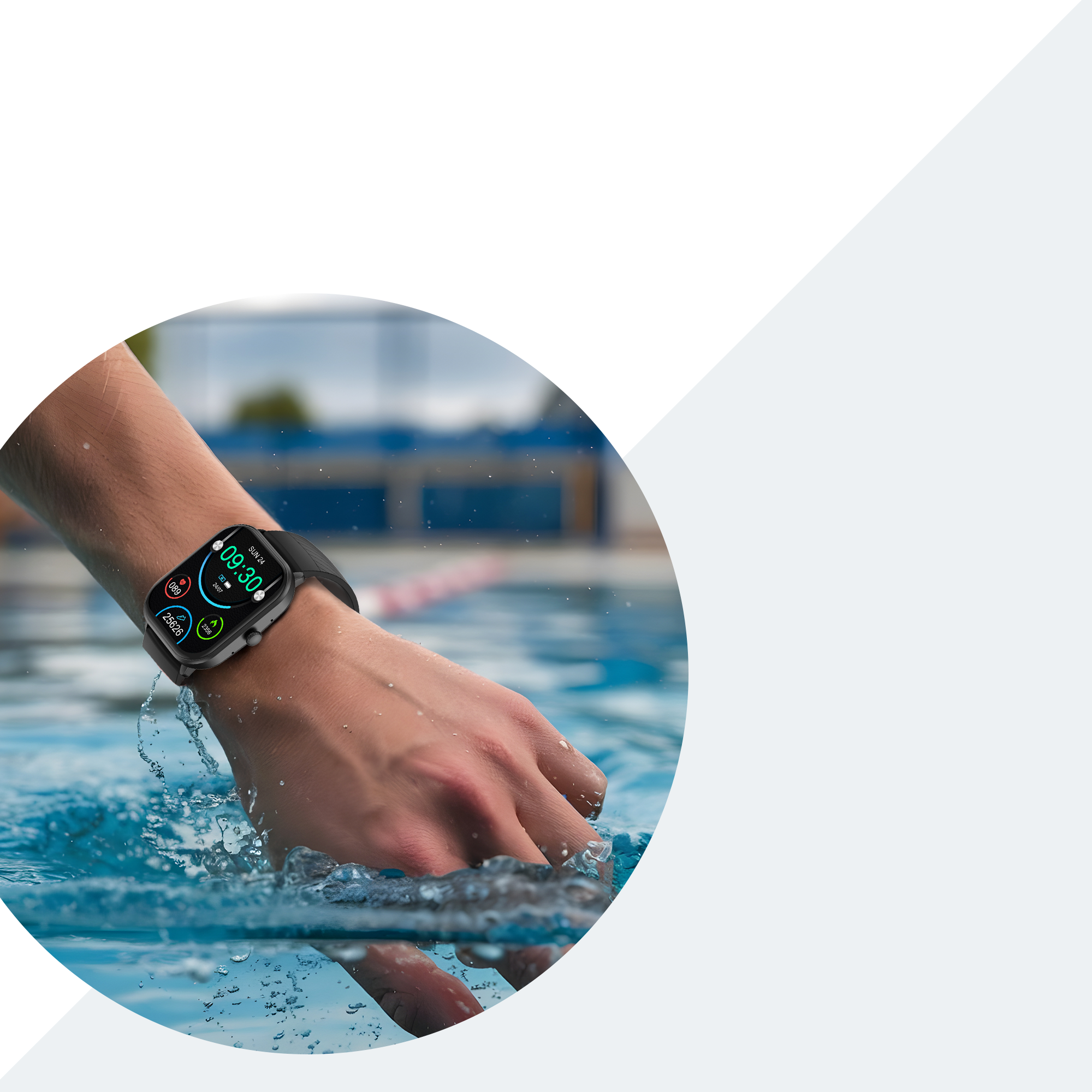 De hand van een persoon met een smartwatch, in een zwembad. Het horloge geeft tijd en gezondheidsstatistieken weer.