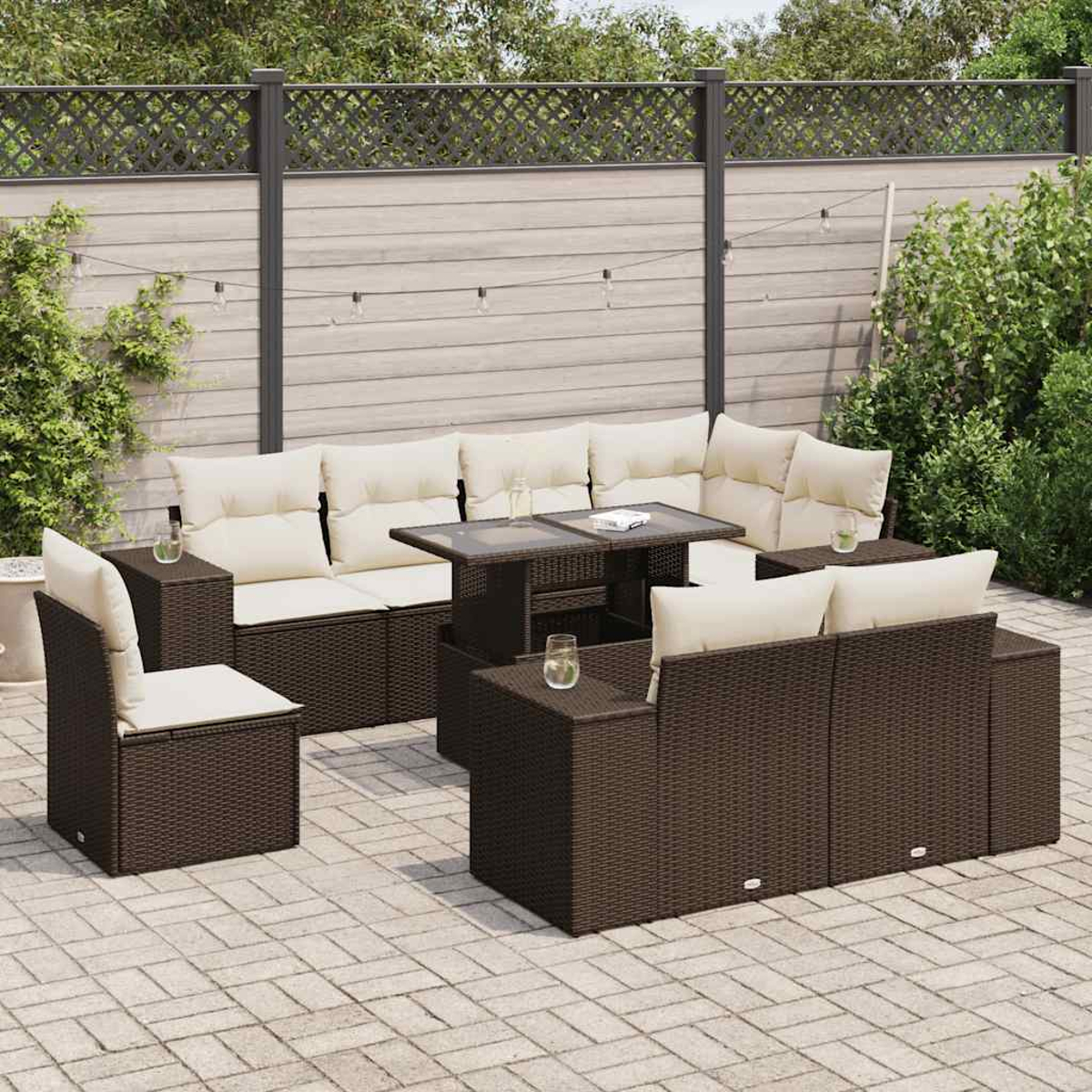 Gartenmöbel-Set auf gepflasterter Terrasse, mit Kissen und Tisch.