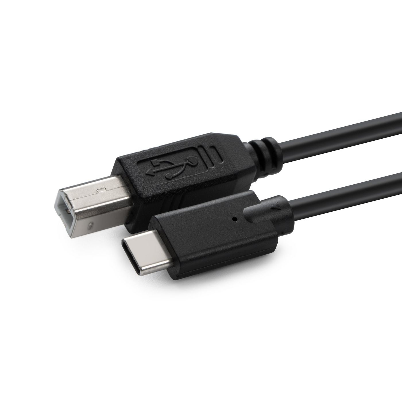 Câble USB vers USB-C, noir, sur surface blanche. Extrémité USB à gauche, USB-C à droite.
