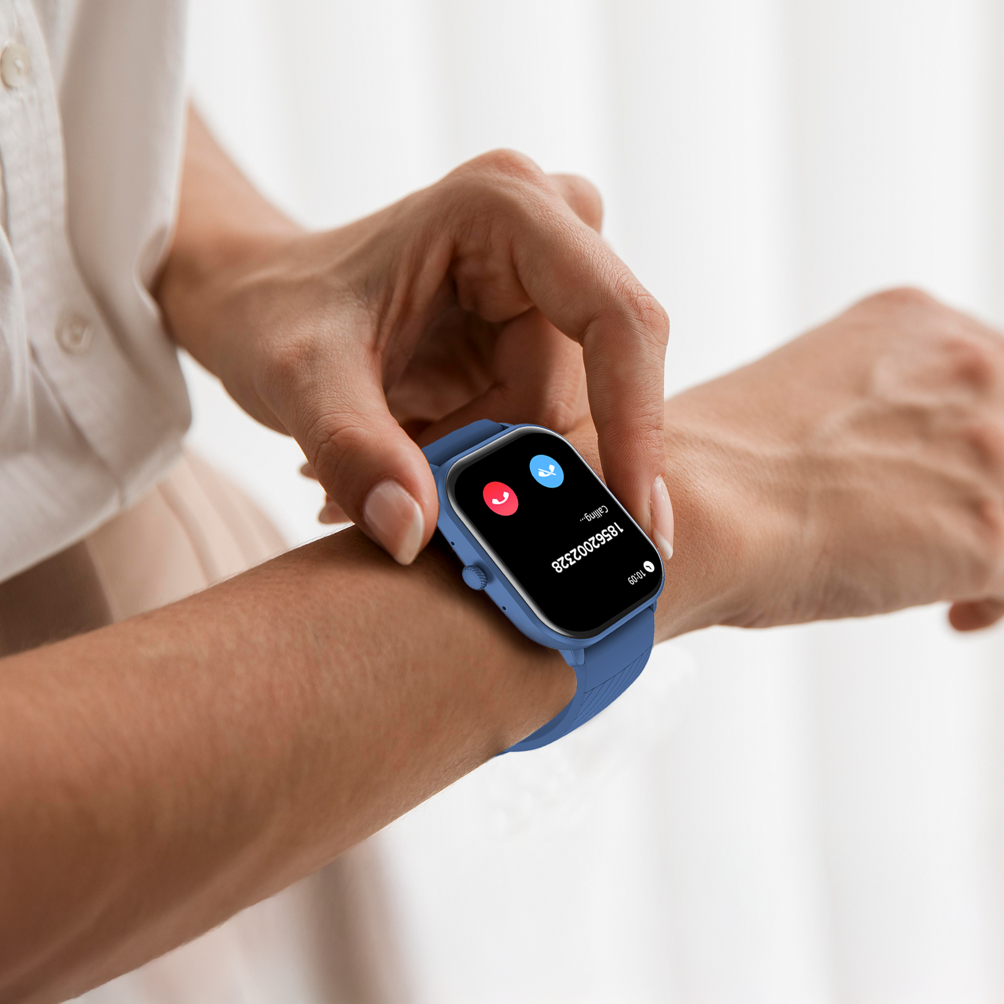 Pols van persoon met blauwe smartwatch met telefoonoproepinterface.