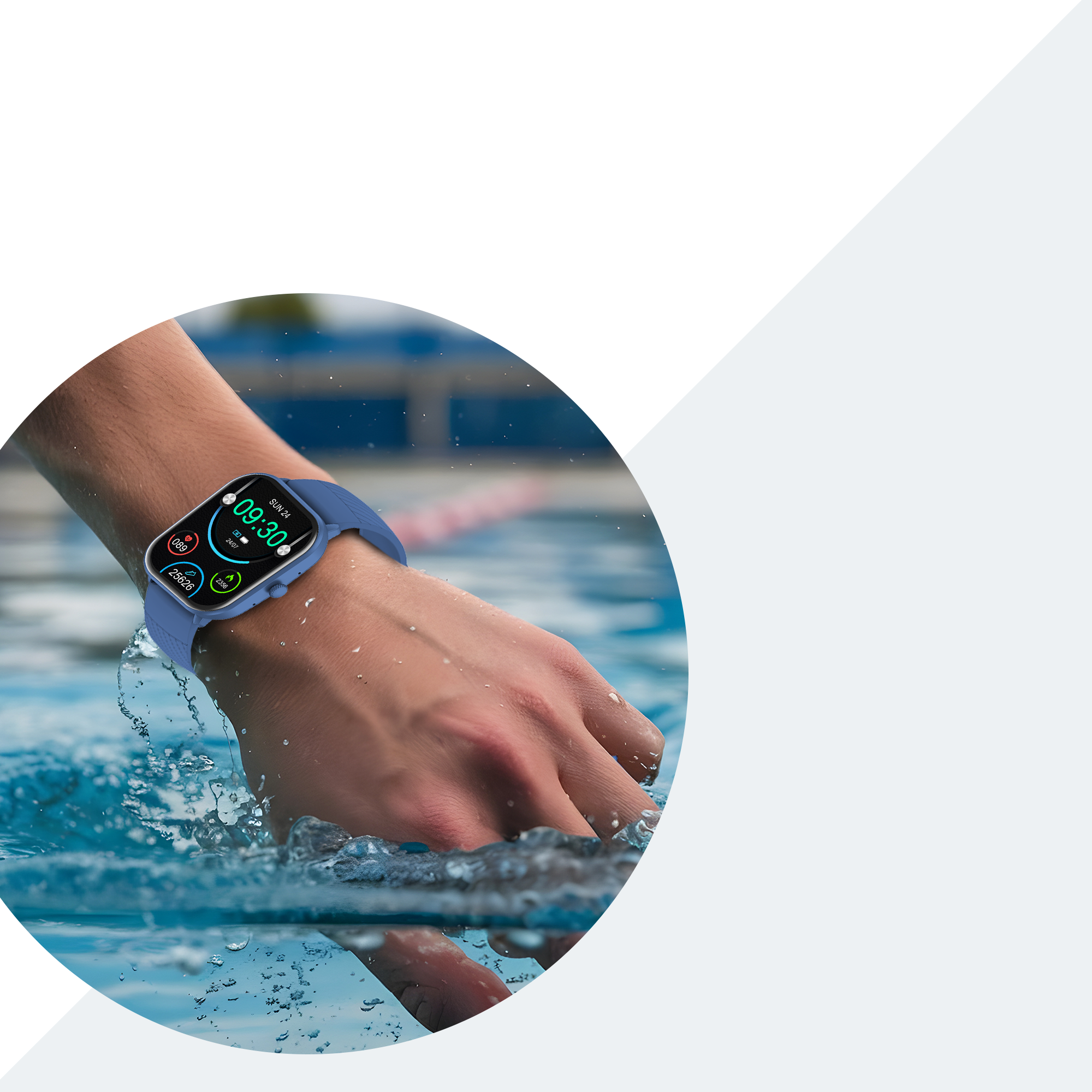 Hand met blauwe smartwatch in water, toont tijd. Zwembad achtergrond.