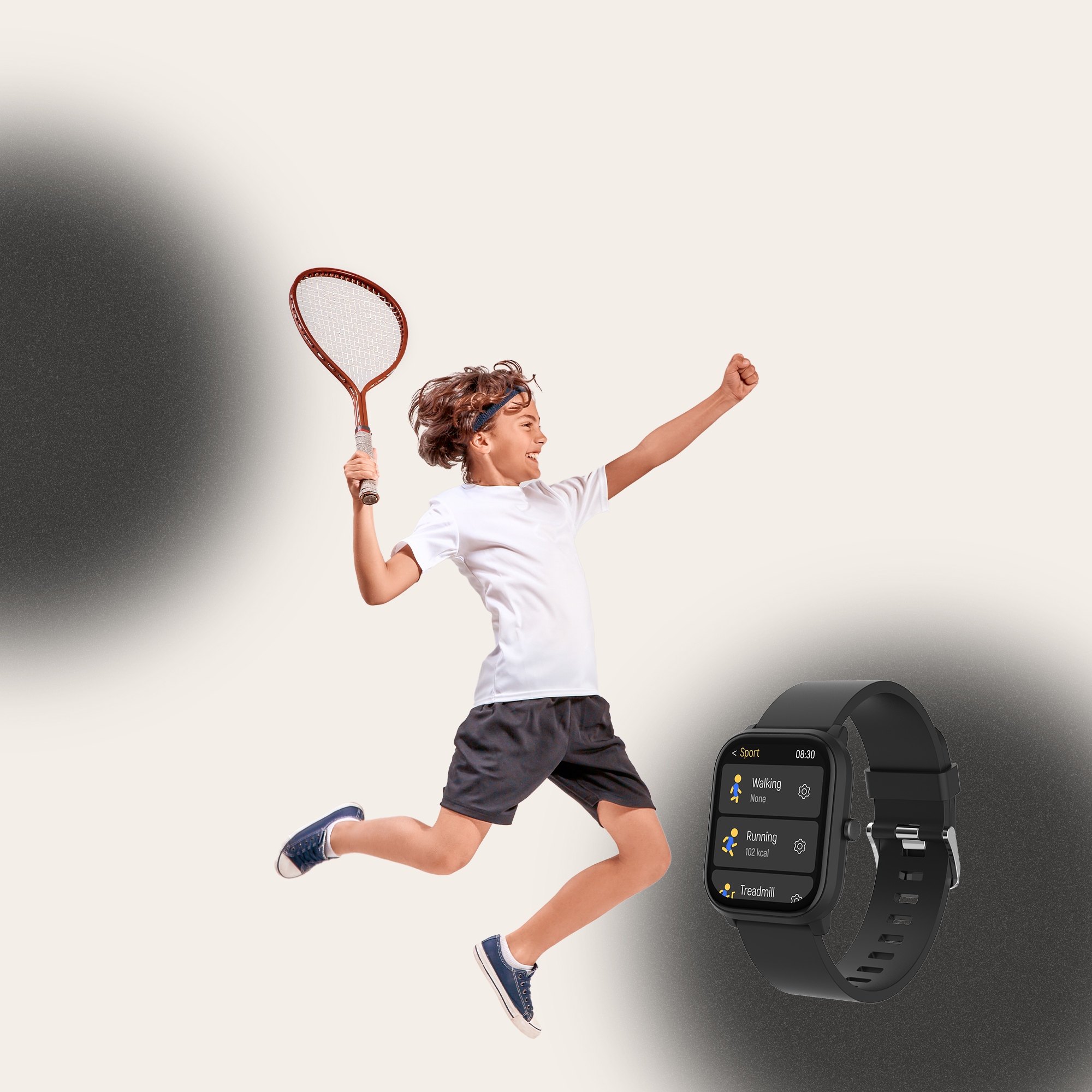 Un garçon saute avec une raquette de tennis et une smartwatch. La montre affiche les modes sportifs.
