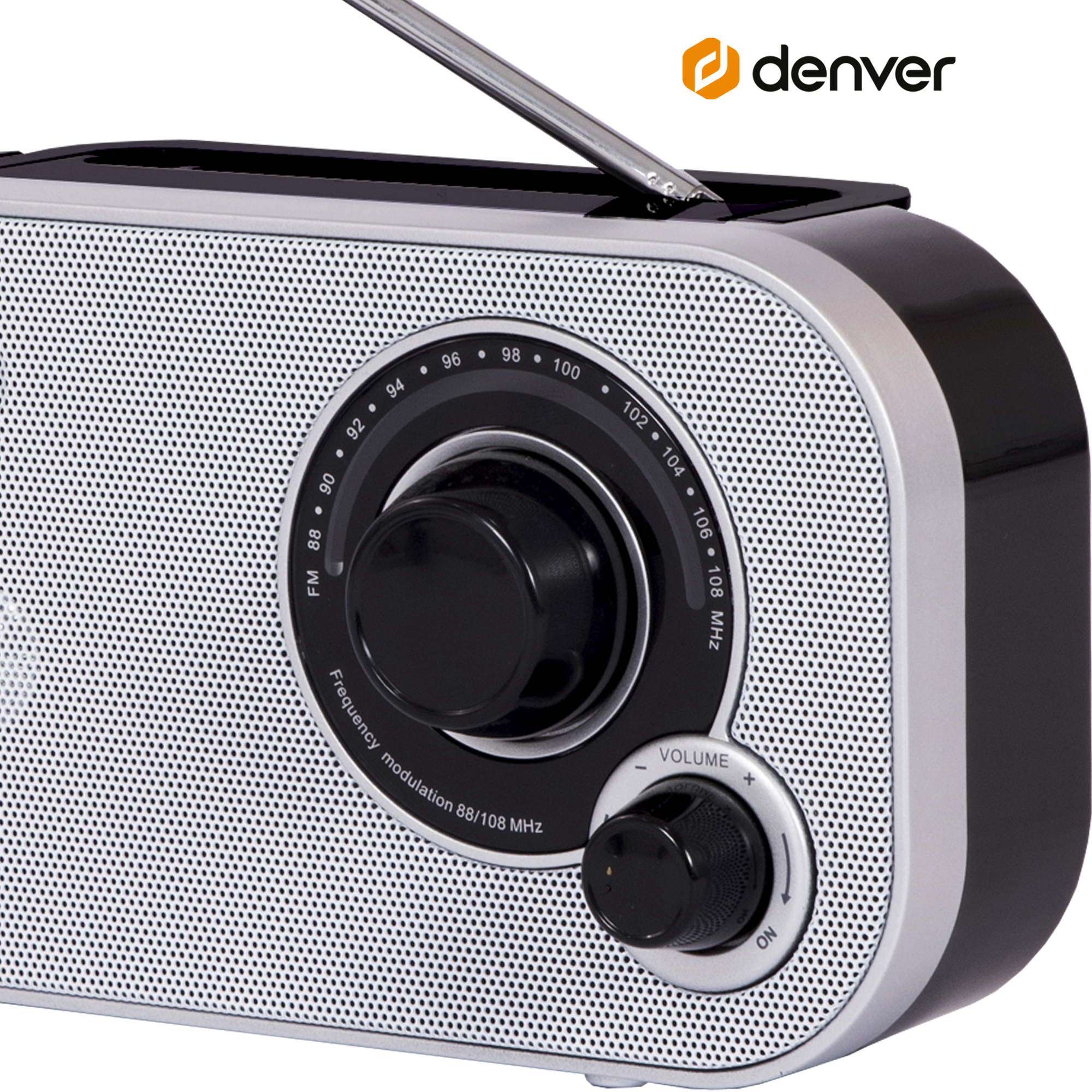 Czarno-srebrne radio retro z pokrętłem strojenia, pokrętłem głośności i anteną. Jest na białym tle.