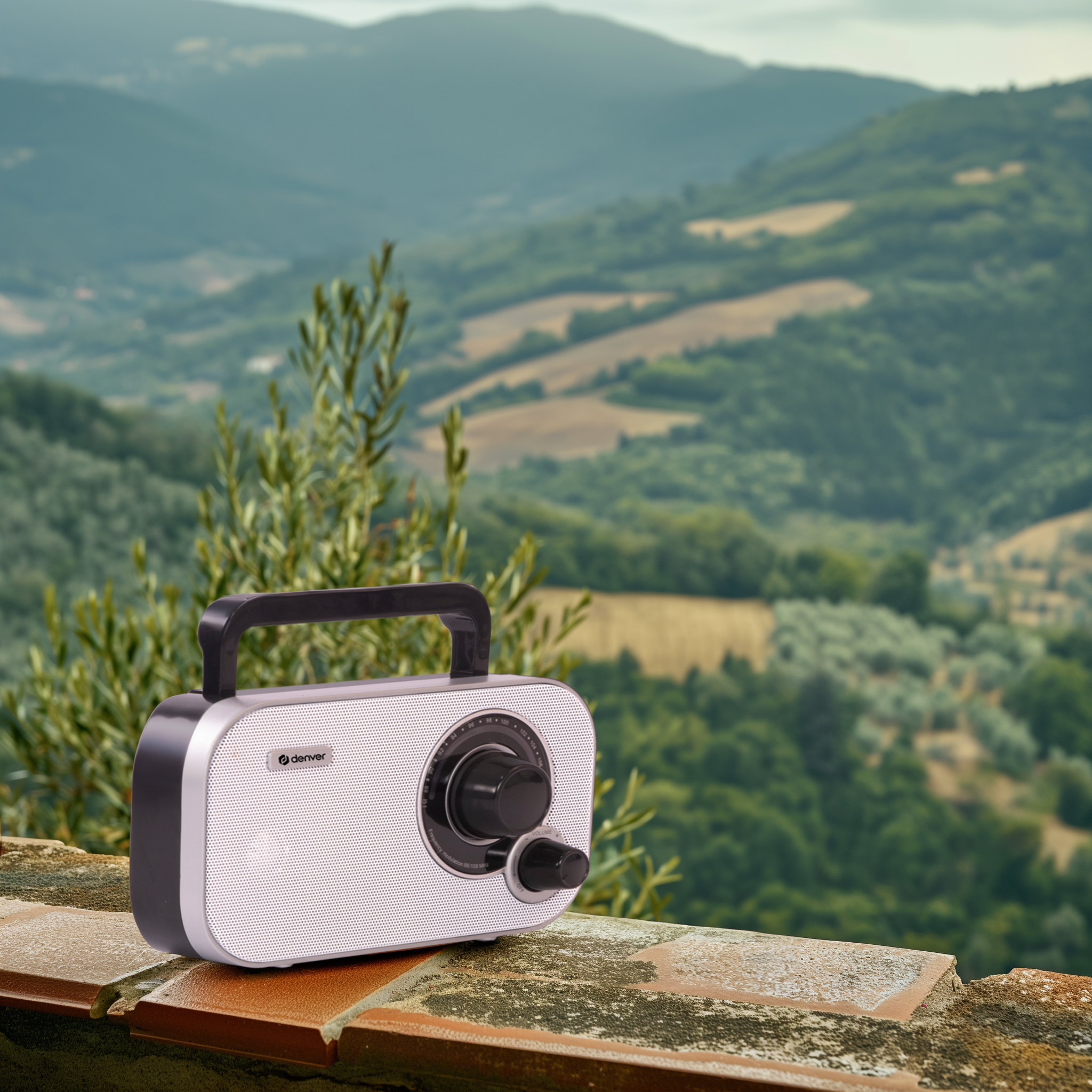 Radio w stylu retro na kamiennej powierzchni z malowniczym tłem.