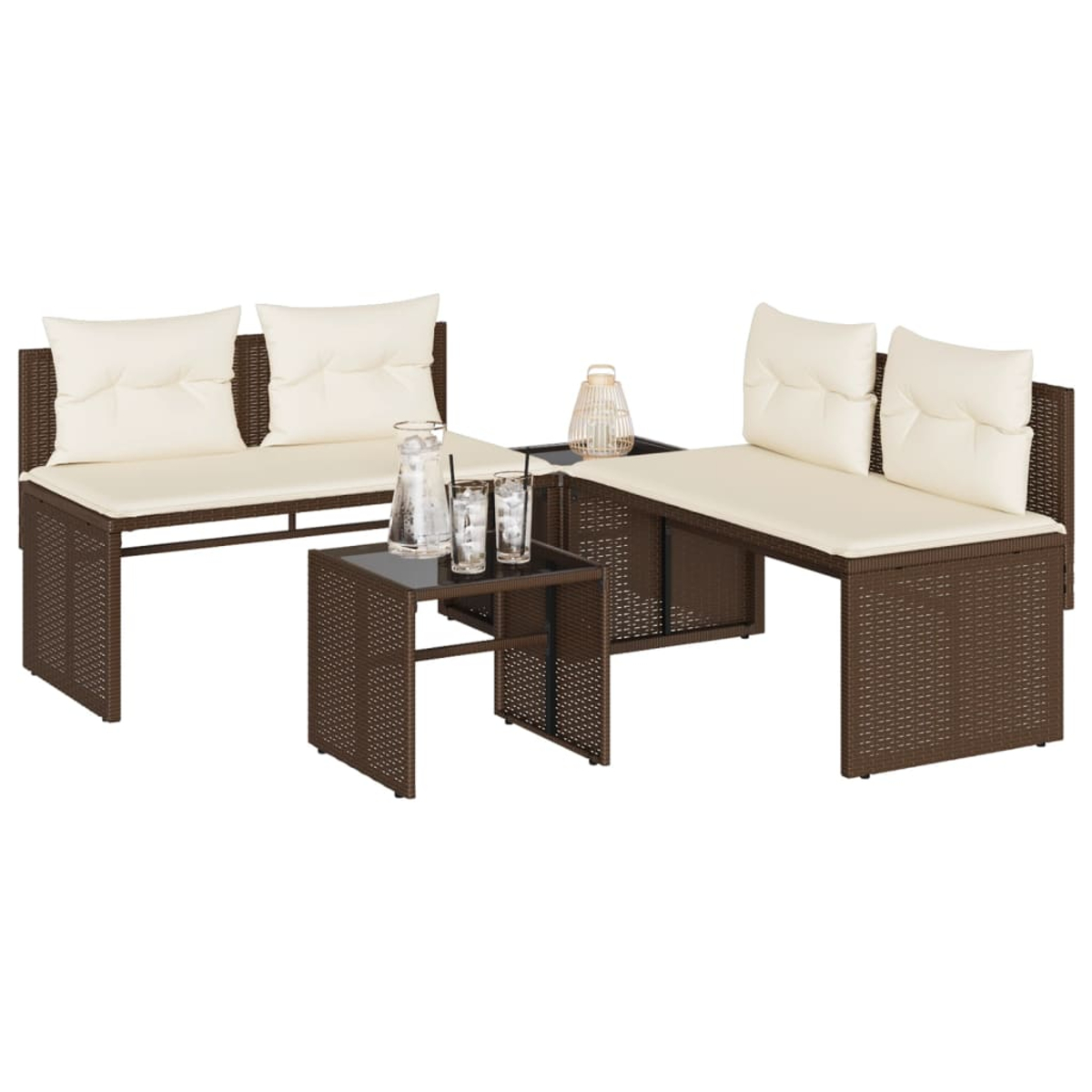 Braunes Outdoor-Sitzset aus Korbgeflecht mit cremefarbenen Kissen, einem kleinen Tisch und Getränken.